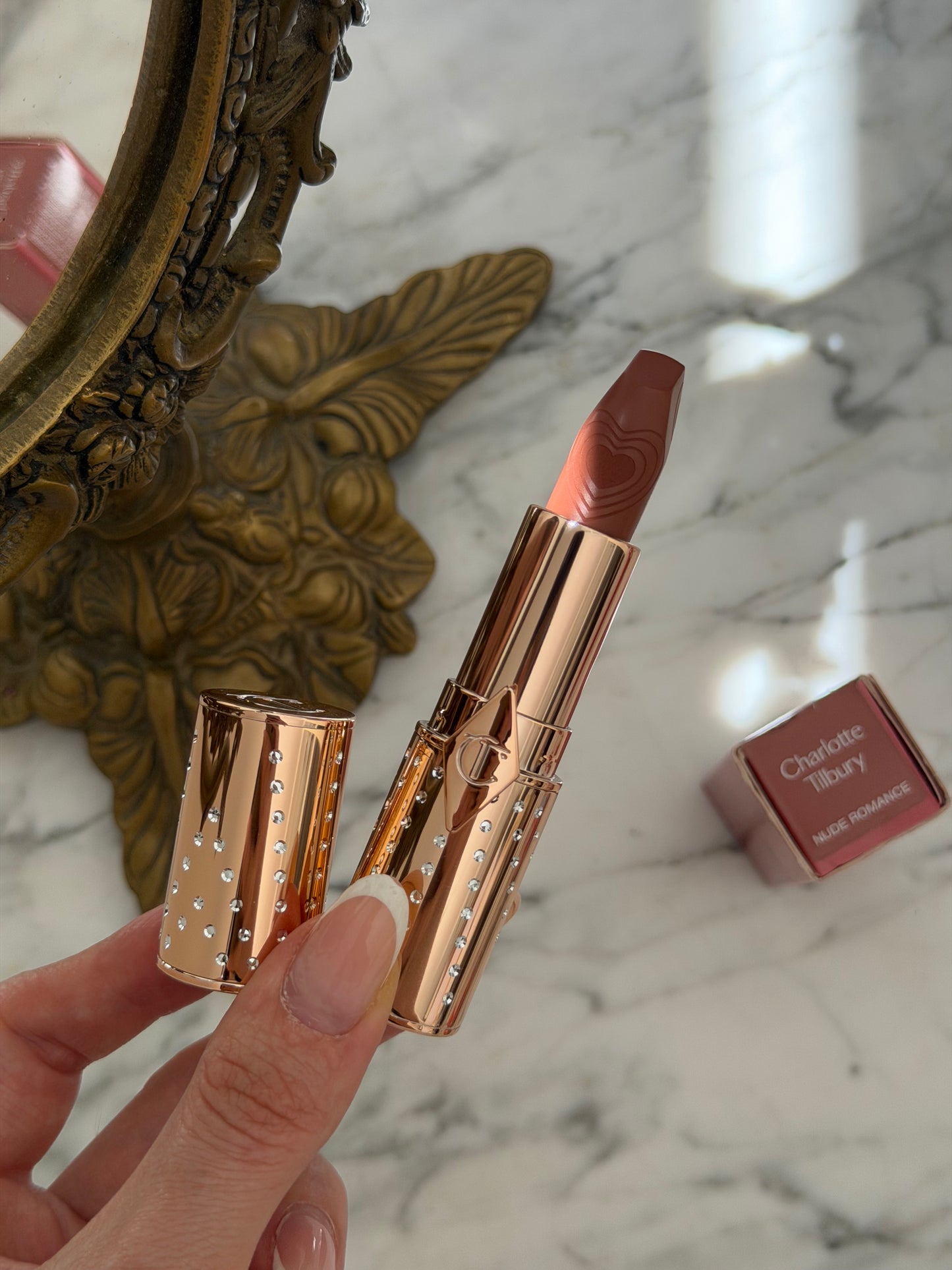 CHARLOTTE TILBURY
Look Of Love Lipstick
K.I.S.S.I.N.G - Nude Romance