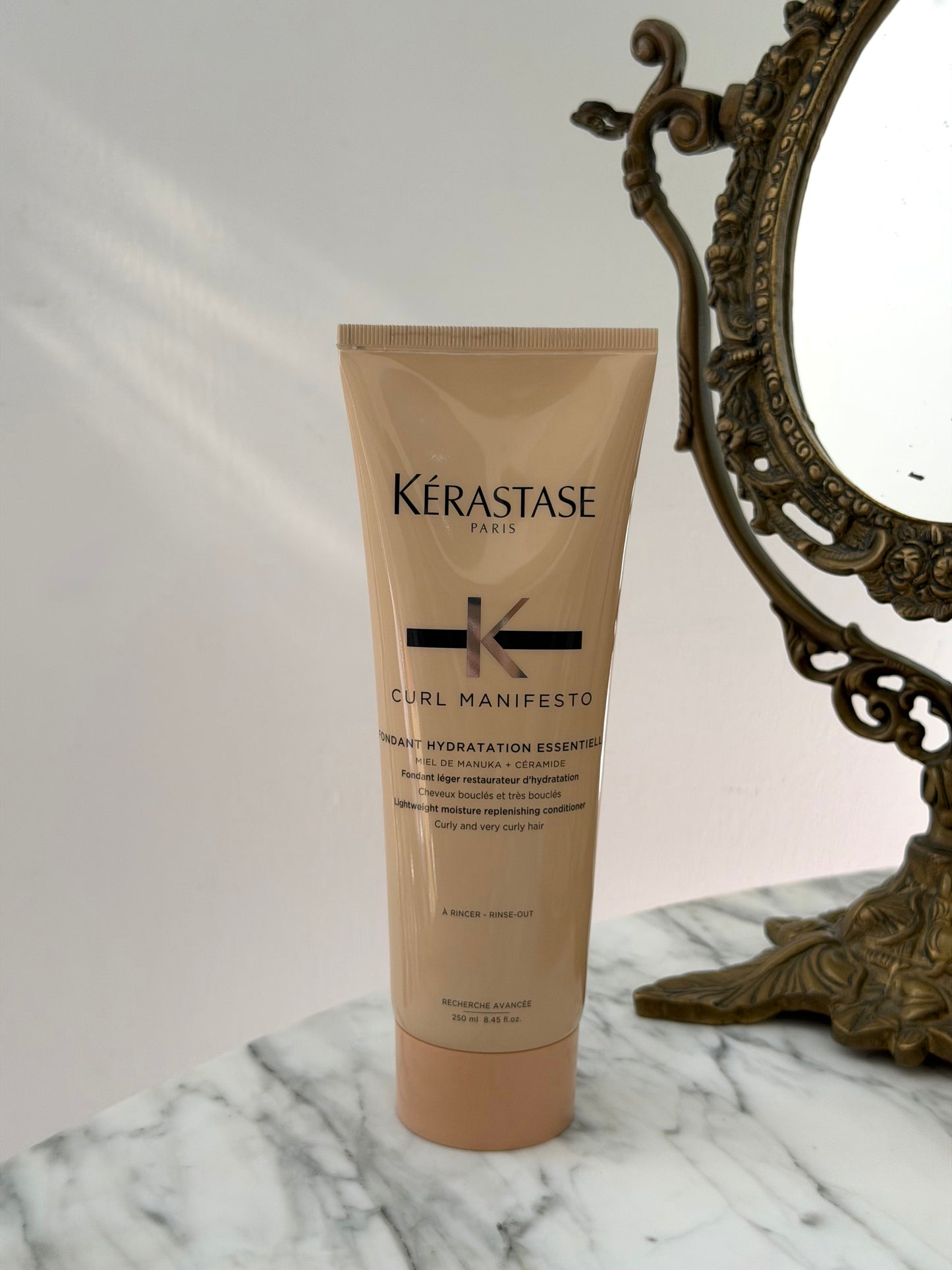 KÉRASTASE Curl Manifesto Fondant Hydratation Essentielle
Lightweight Moisture Replenishing Conditioner For Curly Hair