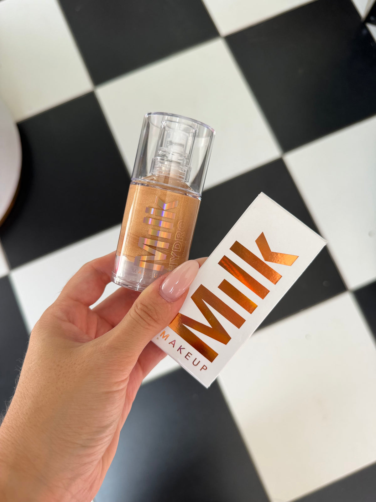 MILK MAKEUP Hydro Grip + Glow Primer
Illuminating Primer