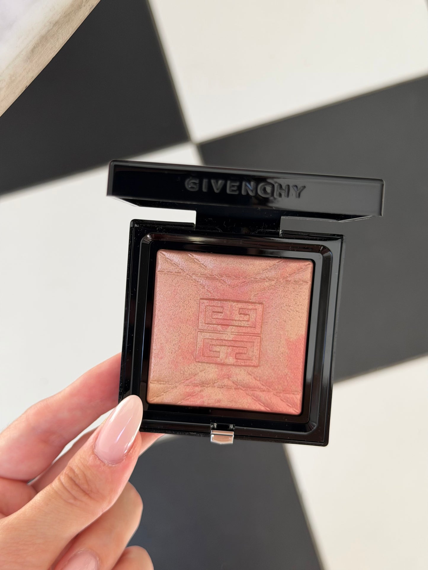 GIVENCHY Prisme Libre Highlighter Powder (004)
Long-lasting Hydrating And Marbled