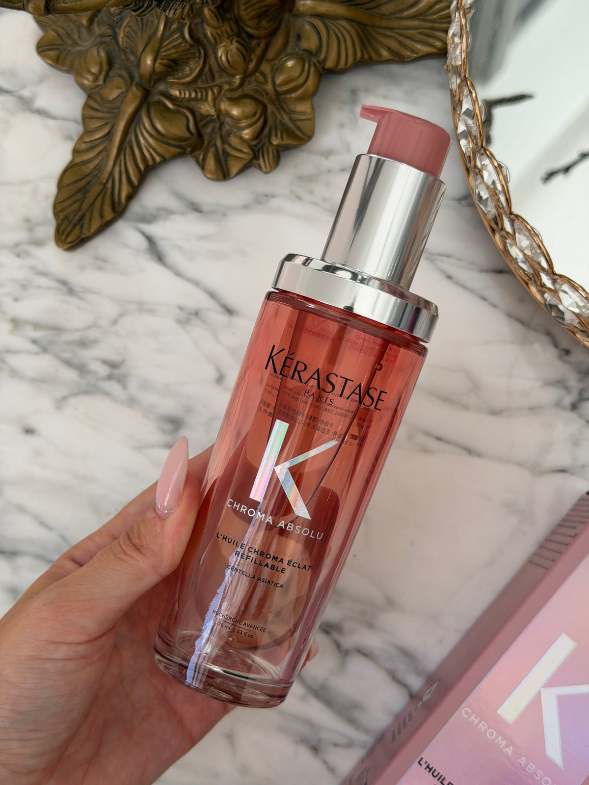 KÉRASTASE Chroma Absolu
L’Huile Chroma Éclat
Radiance Sublimating Hair Oil