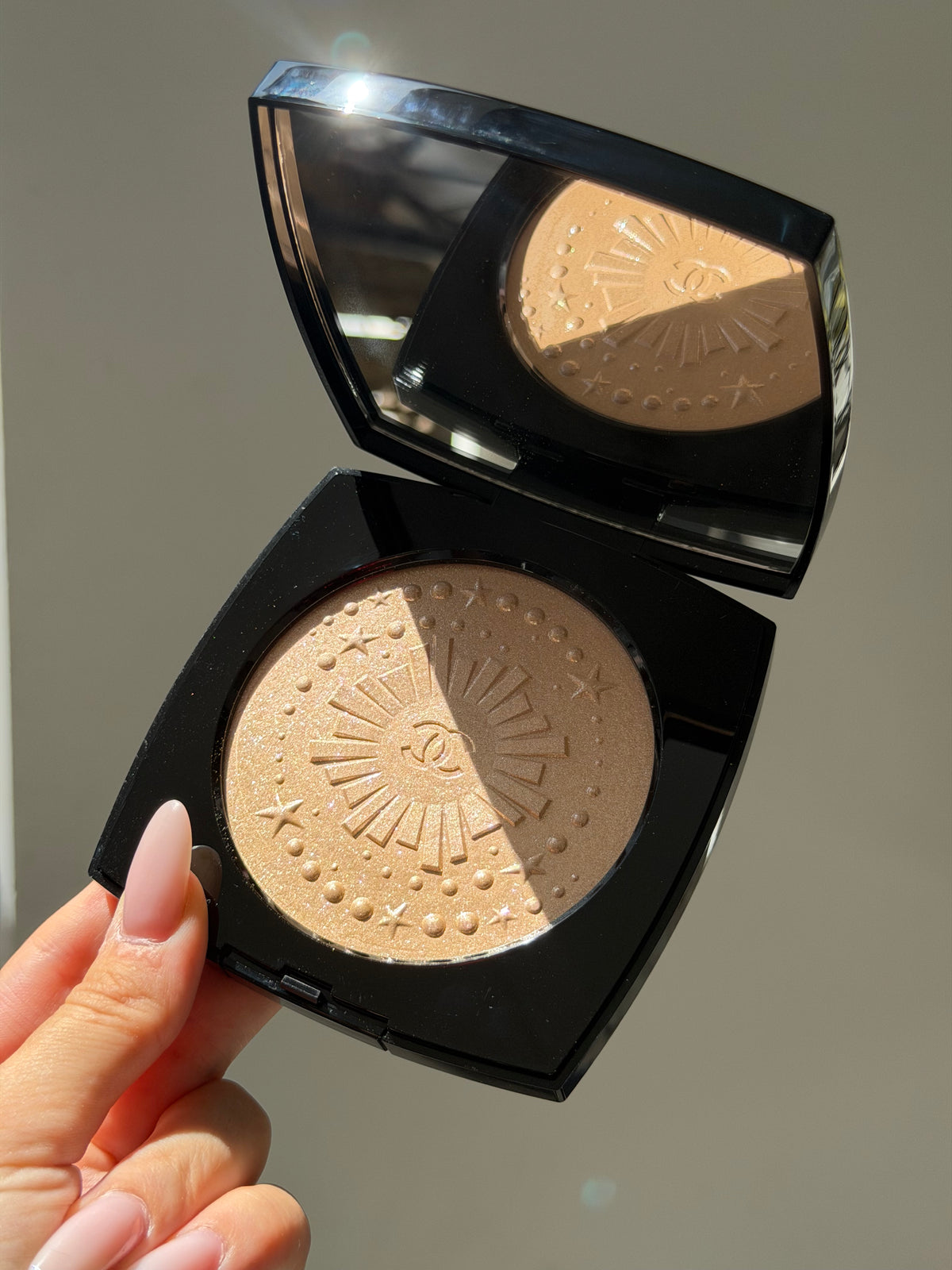 CHANEL Diamond Dust
Oversize Illuminating Powder