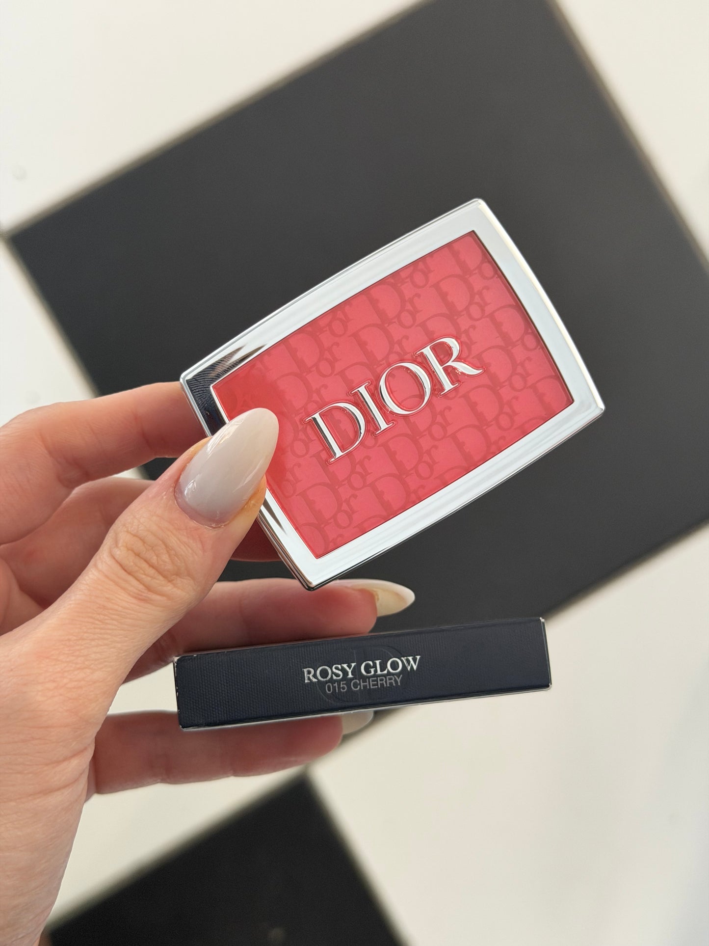 DIOR Rosy Glow (015 Cherry)
Color-Awakening Blush - Natural Healthy Glow Effect