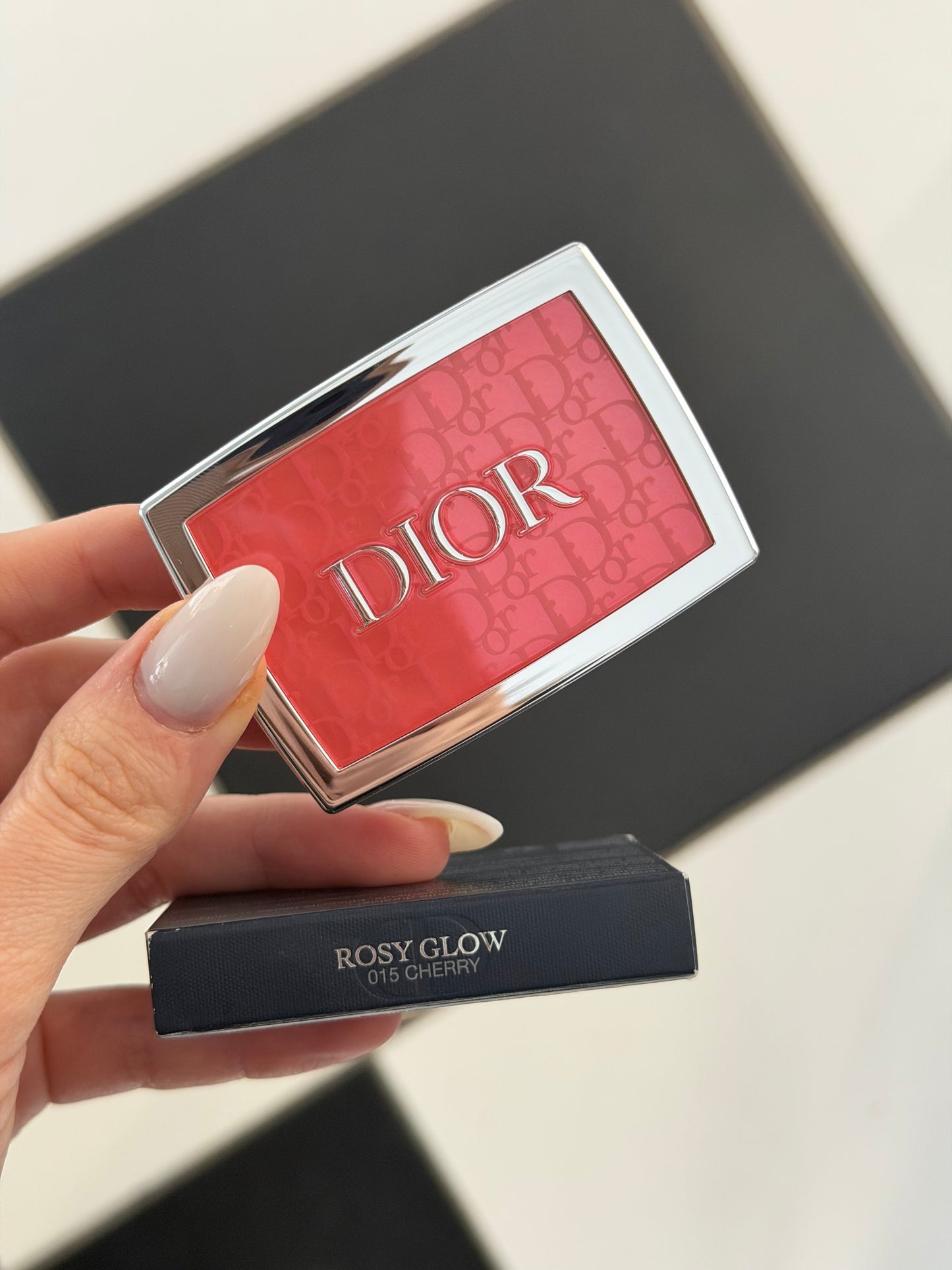 DIOR Rosy Glow (015 Cherry)
Color-Awakening Blush - Natural Healthy Glow Effect