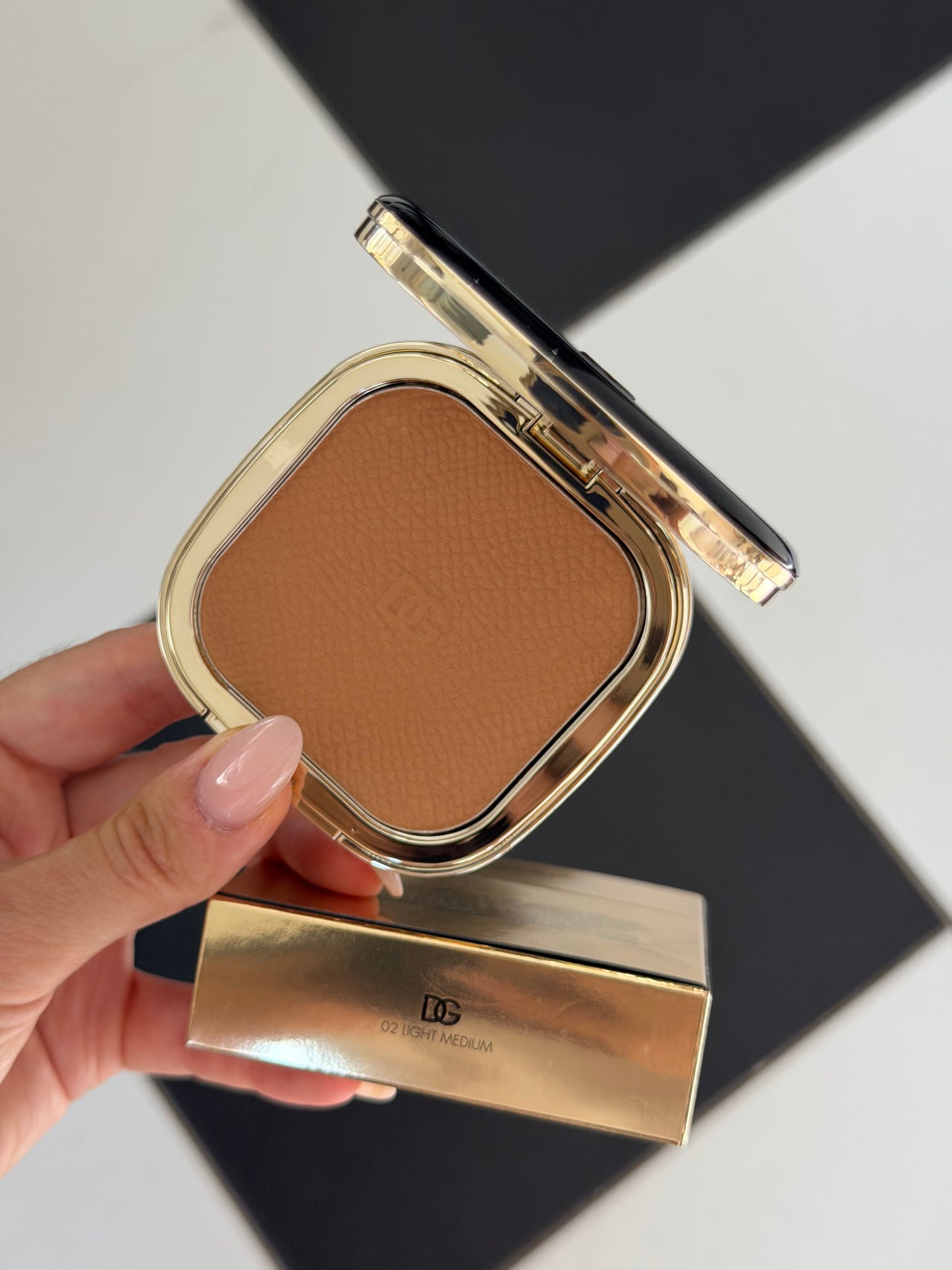 DOLCE&GABBANA Face&Eyes Match
Lasting Bronzer & Eyeshadow Powder (02)