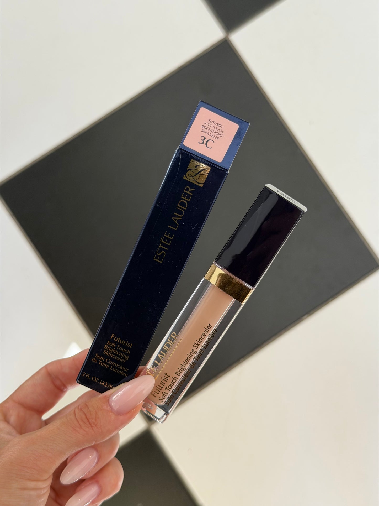 ESTÉE LAUDER Futurist
Soft Touch Brightening Skincealer Concealer (3C)