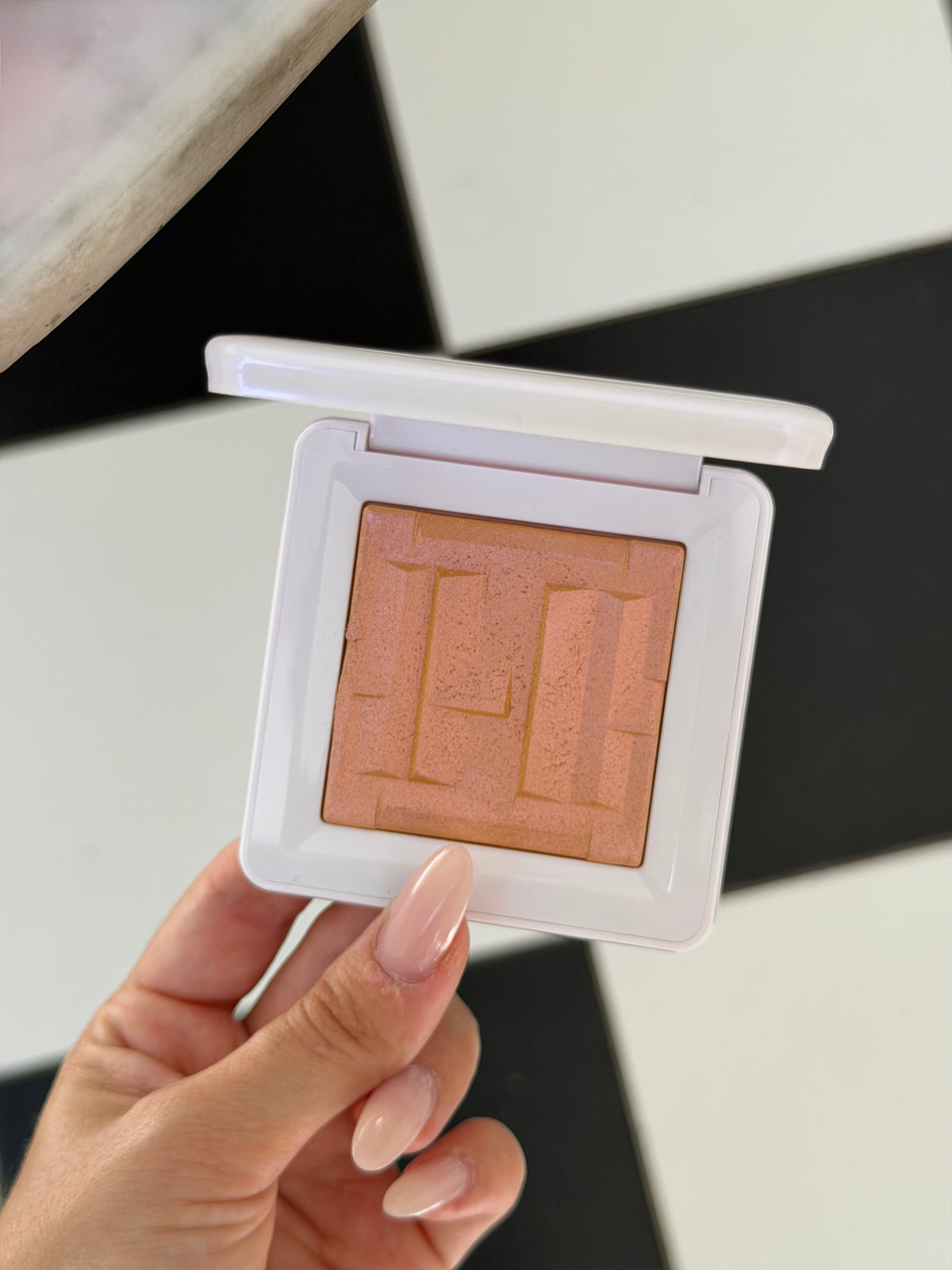 HAUS LABS By Lady Gaga
Bio-Radiant™ Gel-Powder Highlighter - Bronzed Gold
