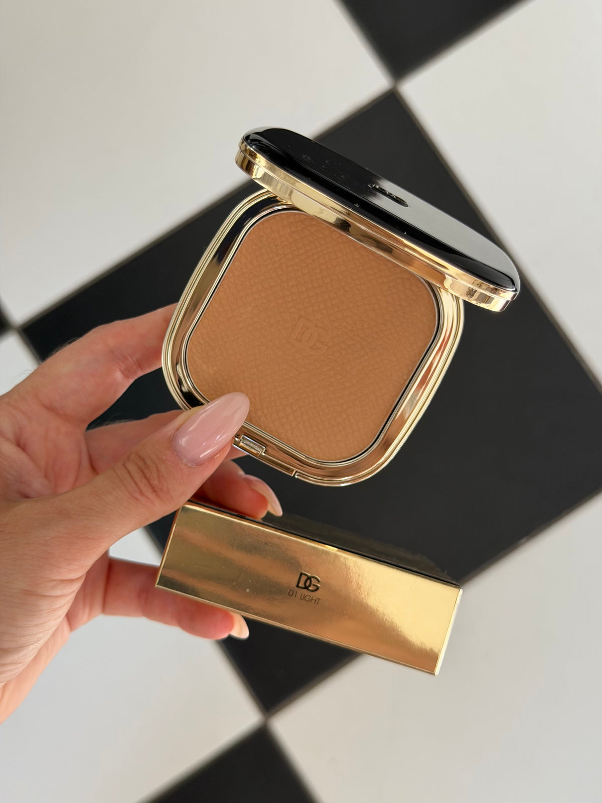 DOLCE&GABBANA Face&Eyes Match
Lasting Bronzer & Eyeshadow Powder (01)