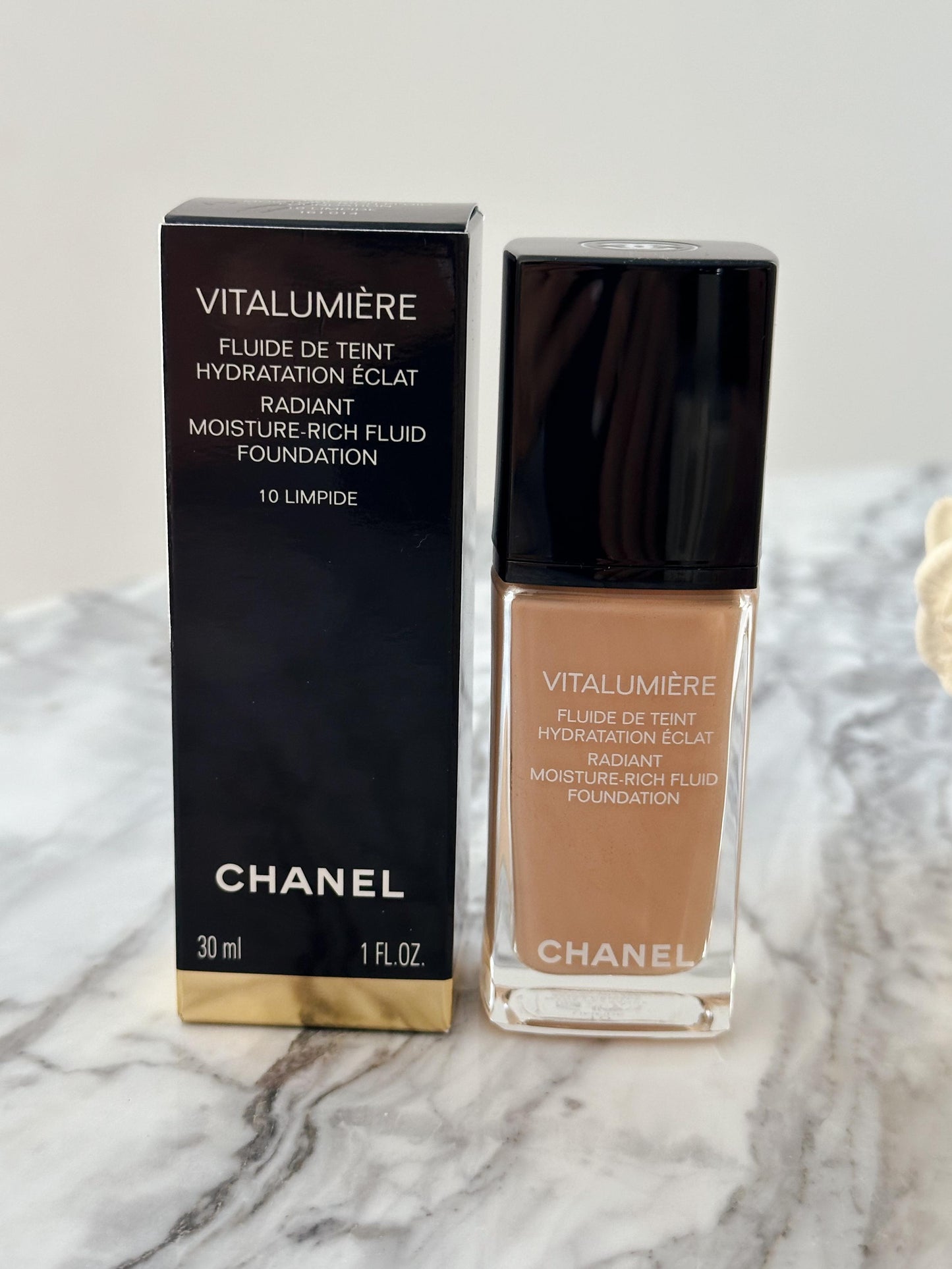 CHANEL Vitalumière (10)
Radiant, Moisture-Rich Fluid Foundation