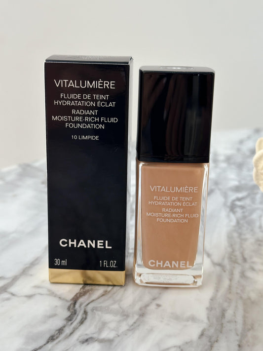 CHANEL Vitalumière (10)
Radiant, Moisture-Rich Fluid Foundation