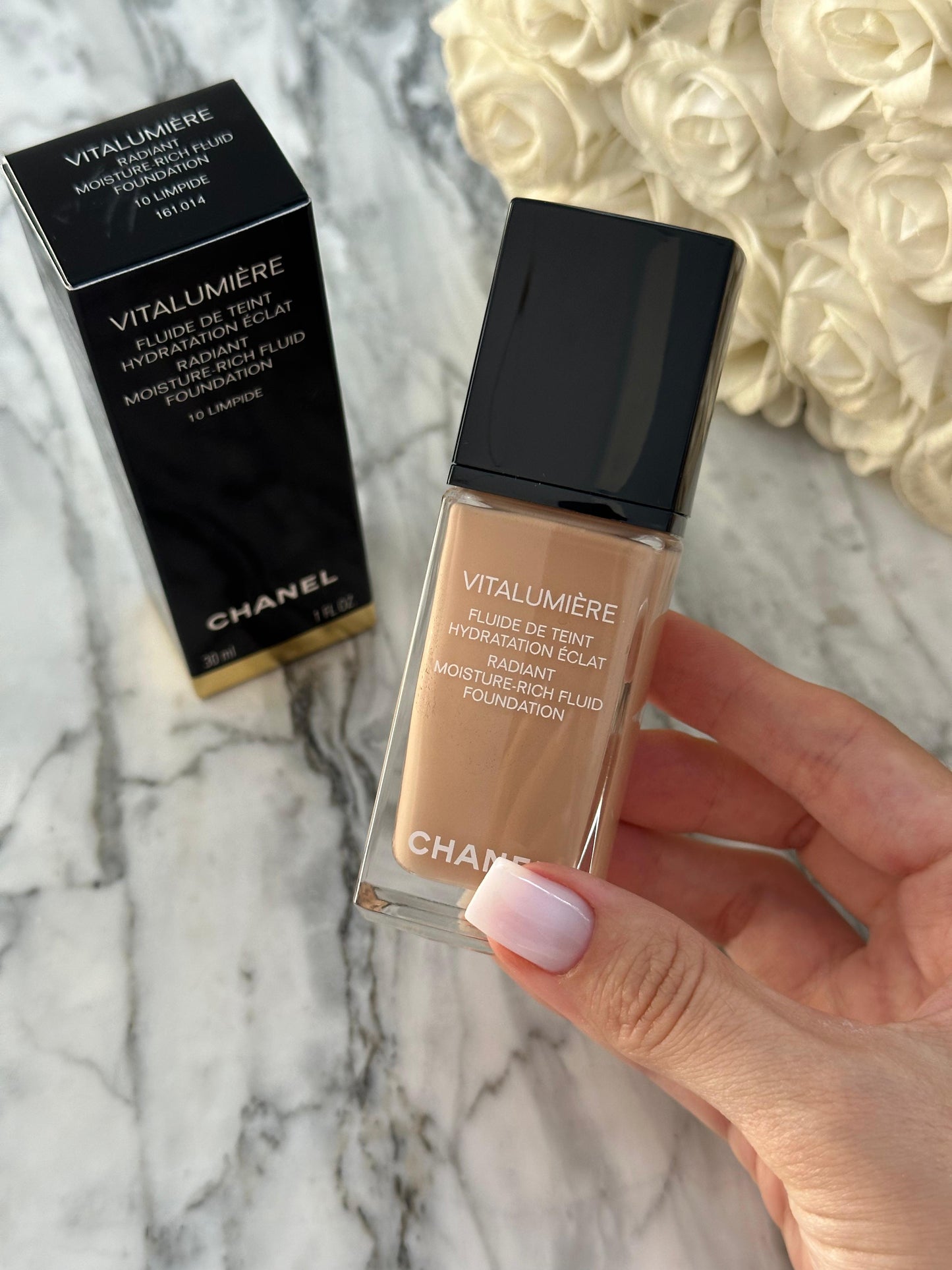 CHANEL Vitalumière (10)
Radiant, Moisture-Rich Fluid Foundation
