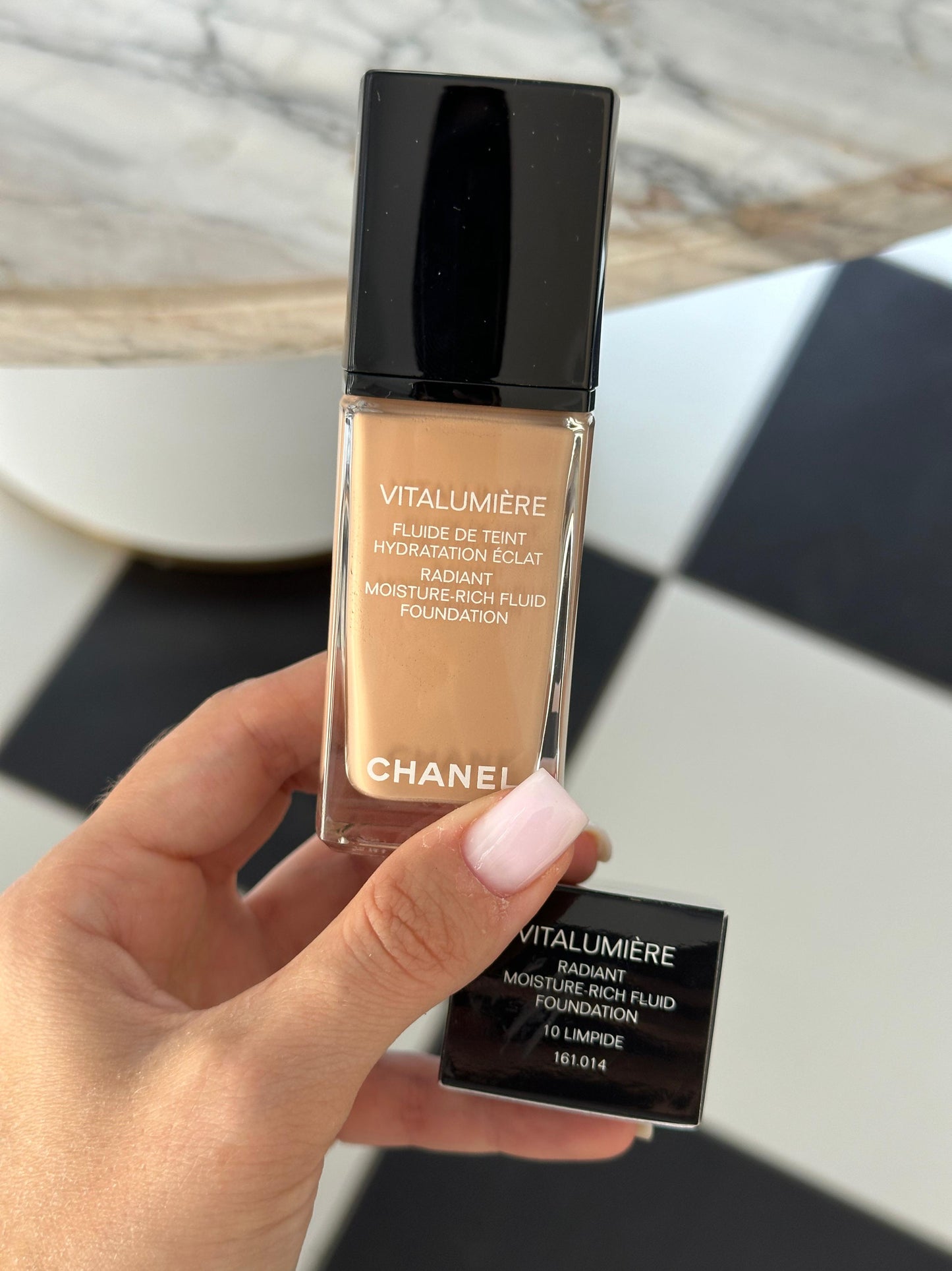 CHANEL Vitalumière (10)
Radiant, Moisture-Rich Fluid Foundation