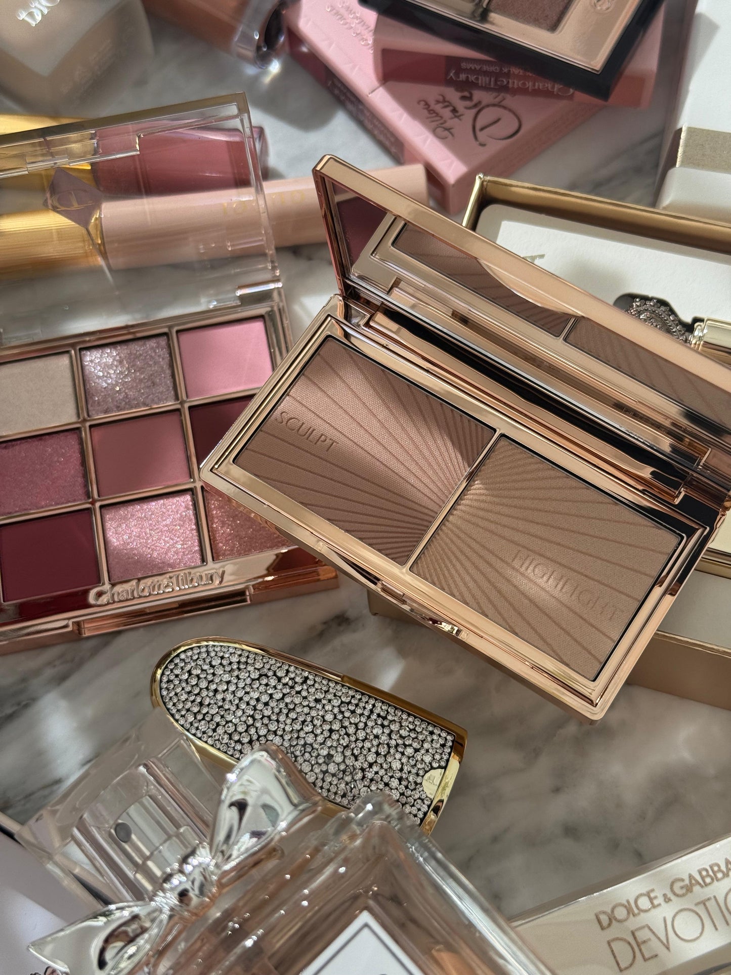 CHARLOTTE TILBURY Filmstar Bronze & Glow
Light To Medium Contour Palette