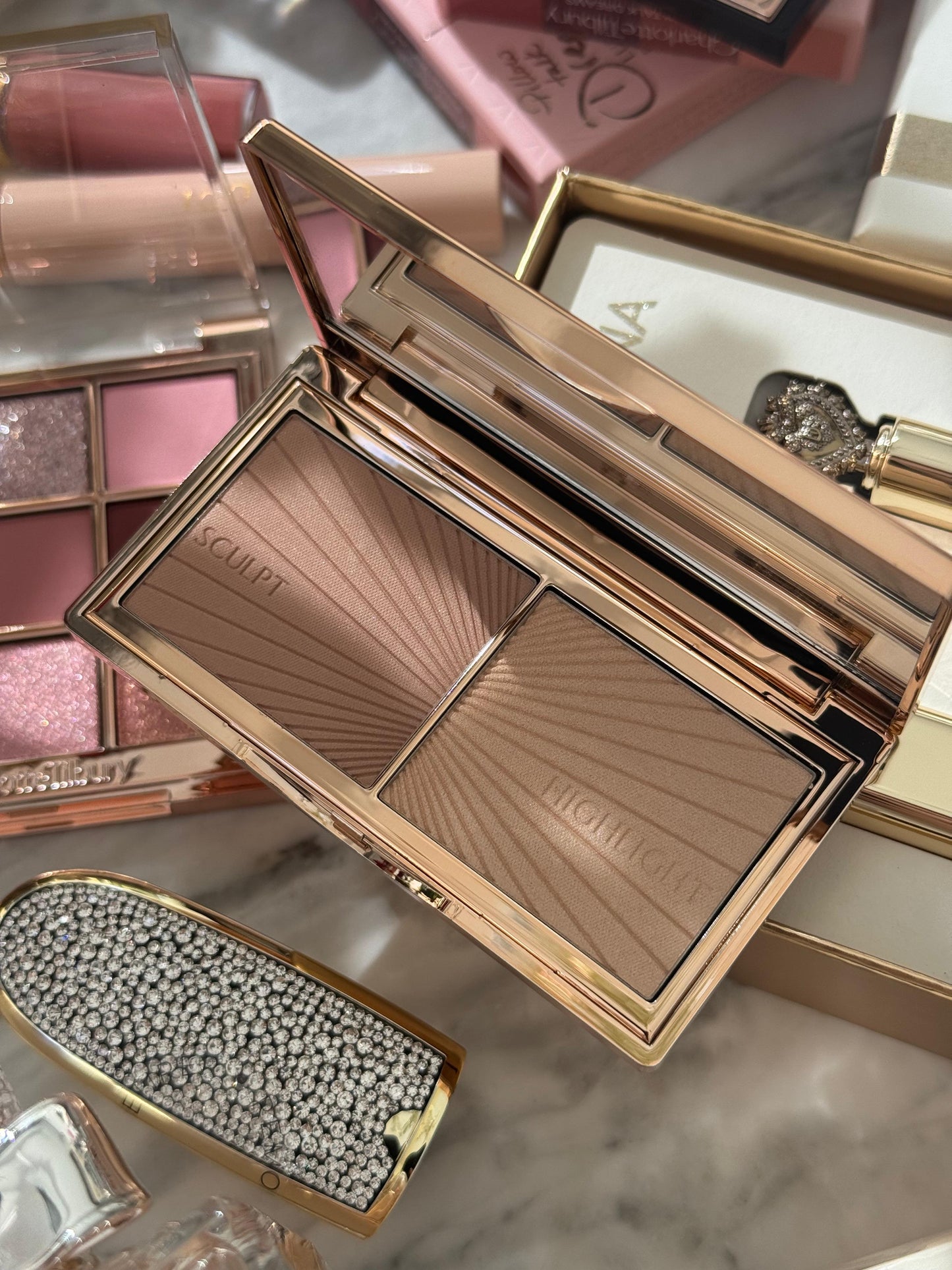 CHARLOTTE TILBURY Filmstar Bronze & Glow
Light To Medium Contour Palette