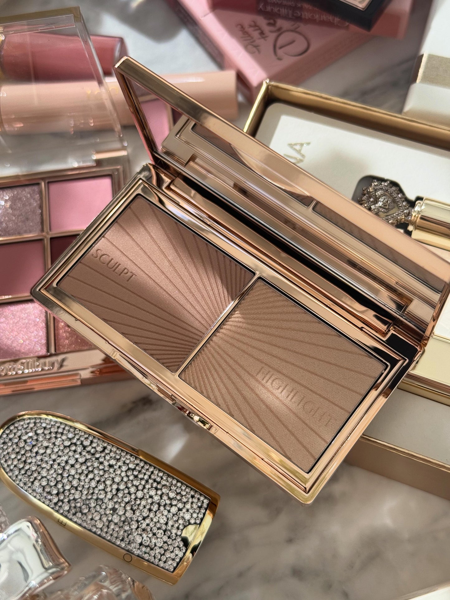 CHARLOTTE TILBURY Filmstar Bronze & Glow
Light To Medium Contour Palette