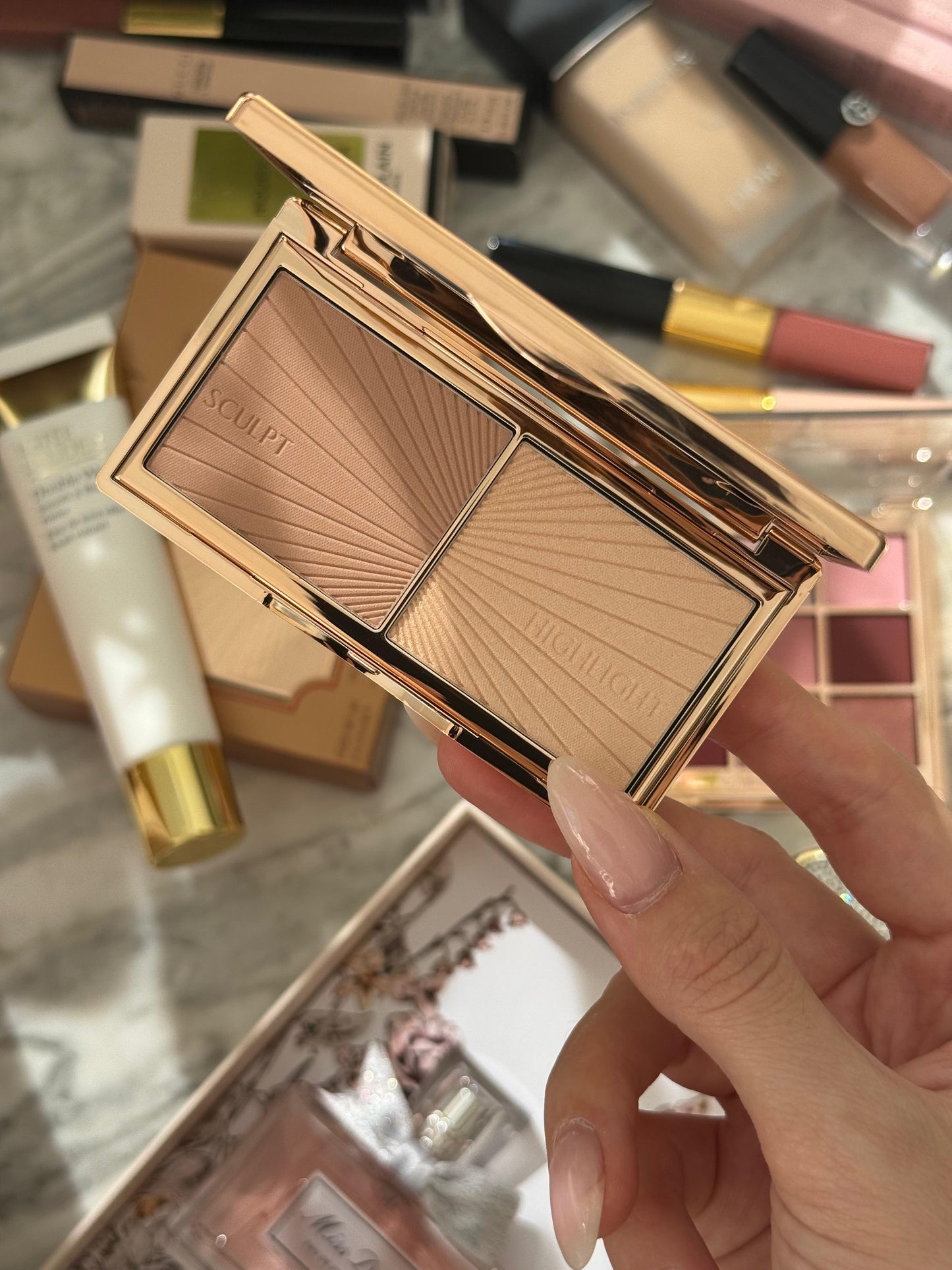 CHARLOTTE TILBURY Filmstar Bronze & Glow
Light To Medium Contour Palette