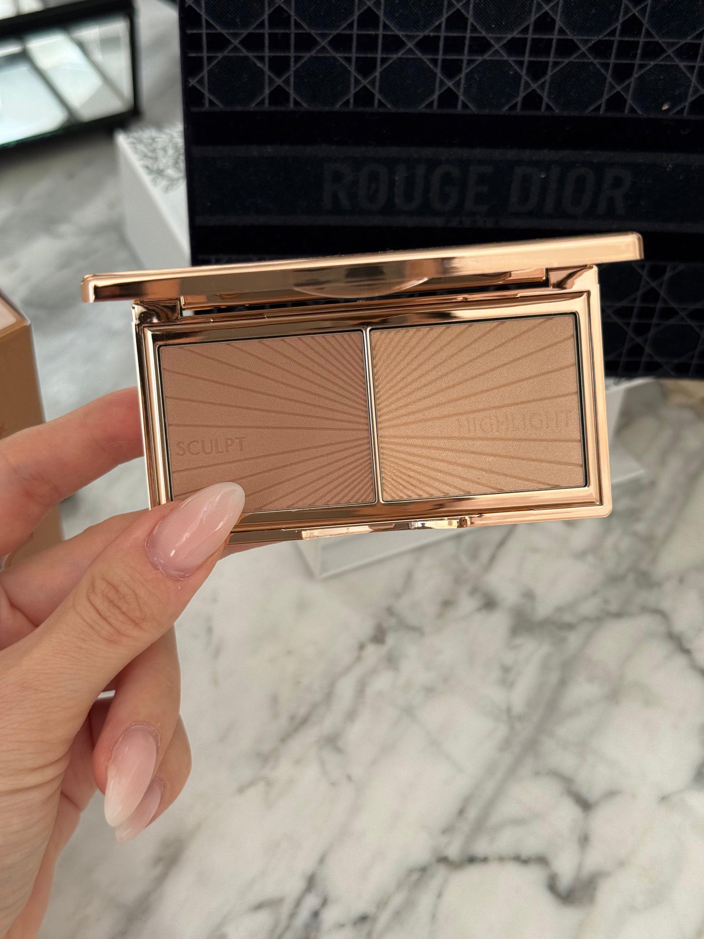 CHARLOTTE TILBURY Filmstar Bronze & Glow
Light To Medium Contour Palette