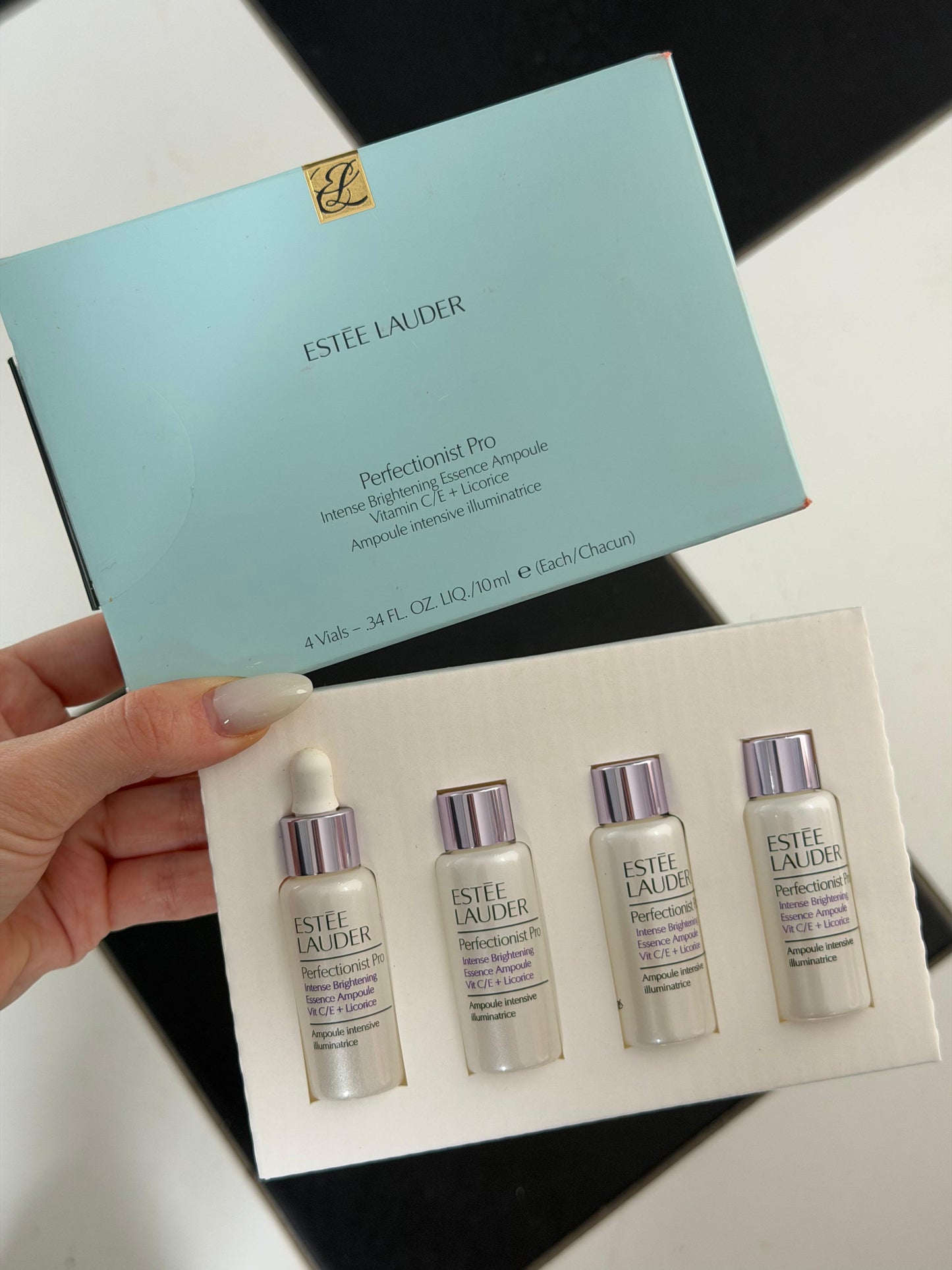 ESTEE LAUDER Perfectionist Pro Treatment
Intense Brightening Essence Ampoule with Vit C/E + Licorice