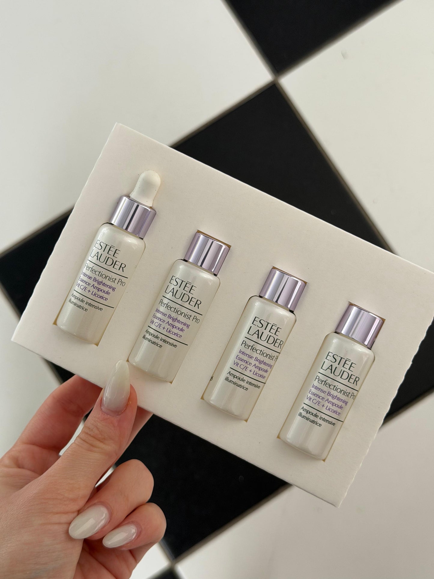 ESTEE LAUDER Perfectionist Pro Treatment
Intense Brightening Essence Ampoule with Vit C/E + Licorice