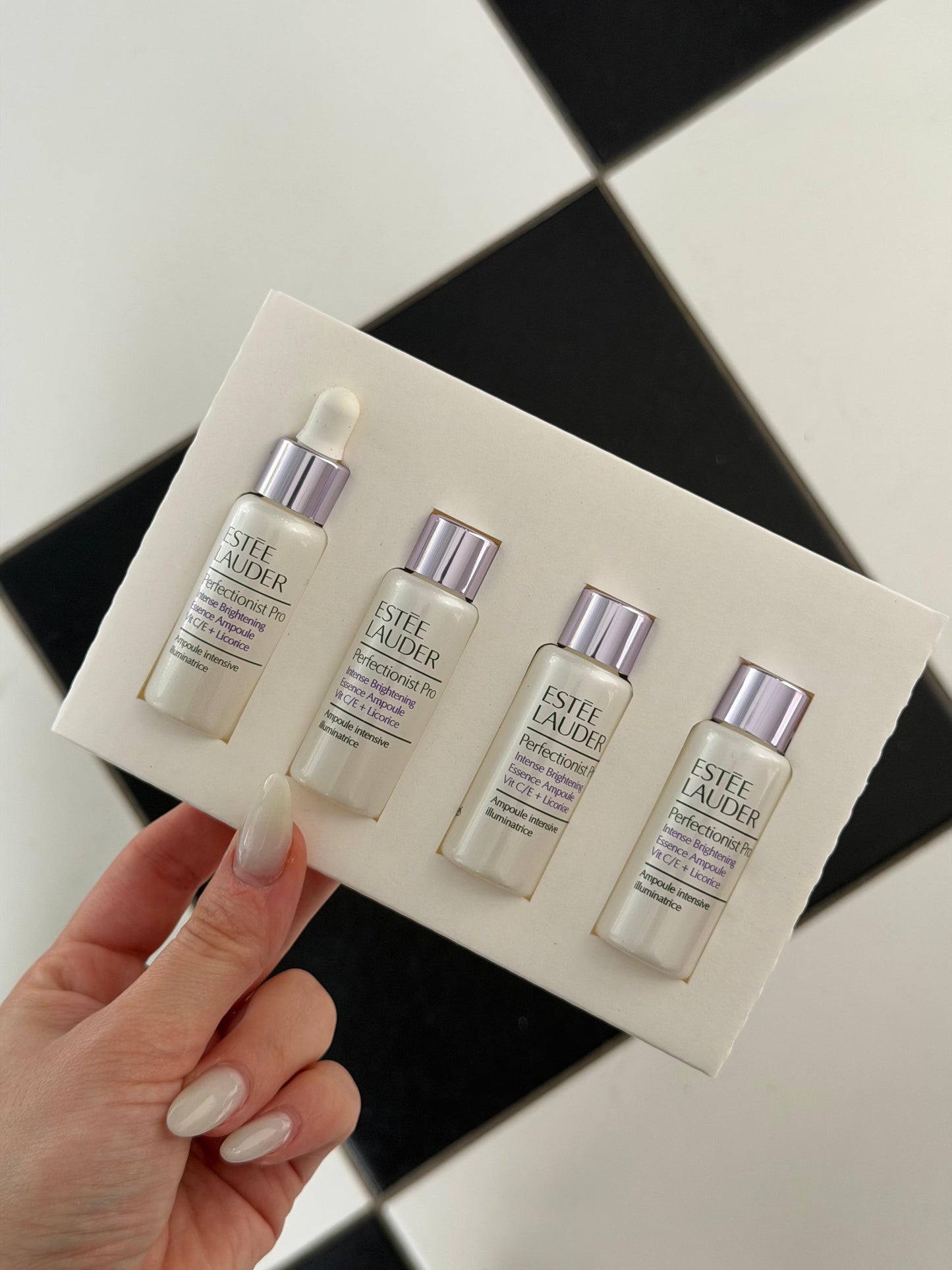 ESTEE LAUDER Perfectionist Pro Treatment
Intense Brightening Essence Ampoule with Vit C/E + Licorice