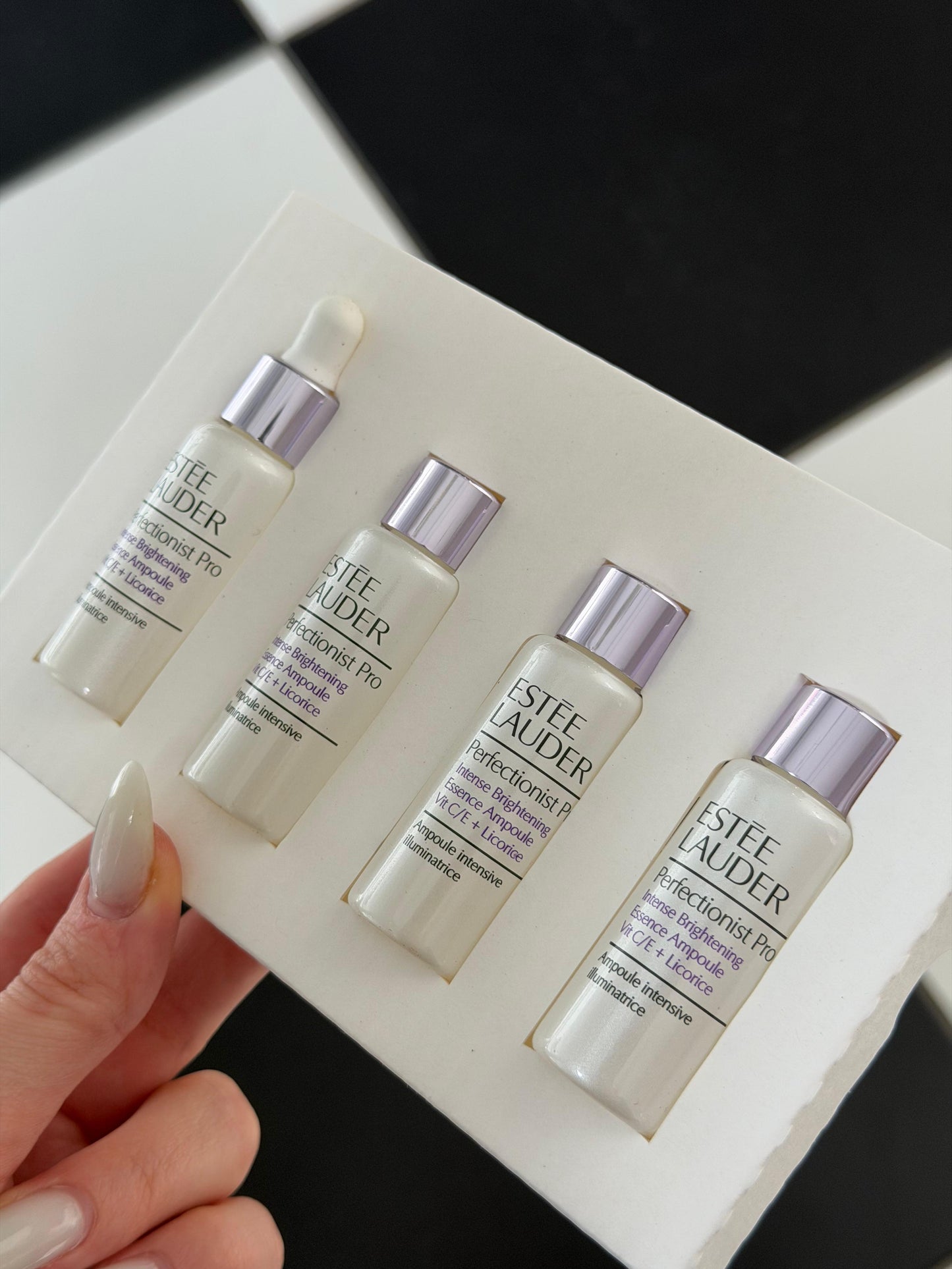 ESTEE LAUDER Perfectionist Pro Treatment
Intense Brightening Essence Ampoule with Vit C/E + Licorice
