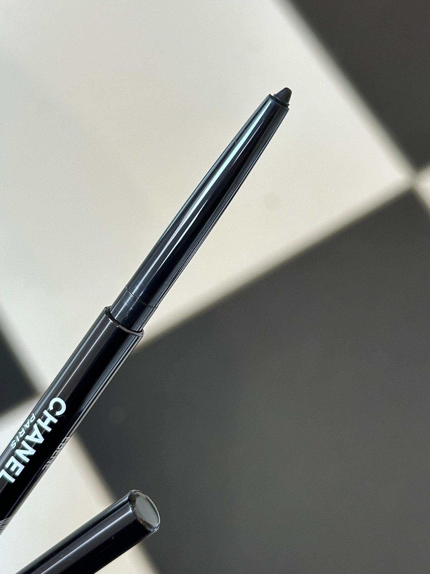 CHANEL Stylo Eyes Waterproof (10)
Long-Lasting Eyeliner (Pa kuti)