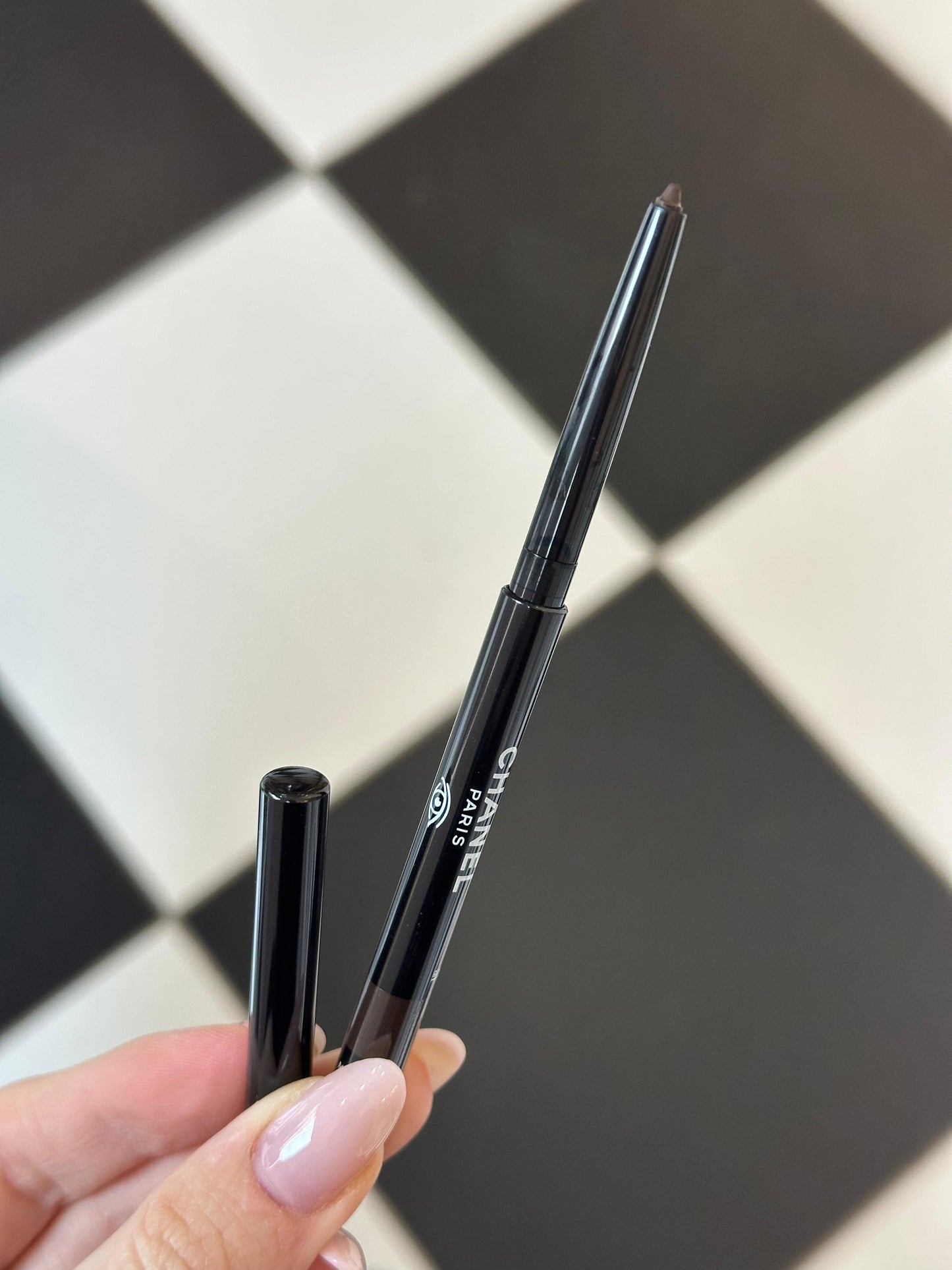 CHANEL Stylo Eyes Waterproof (20)
Long-Lasting Eyeliner (Pa kuti)