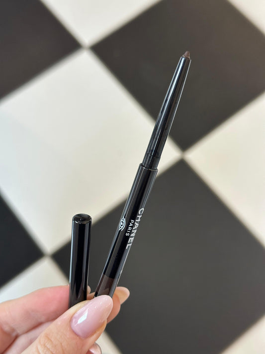 CHANEL Stylo Eyes Waterproof (20)
Long-Lasting Eyeliner (Pa kuti)