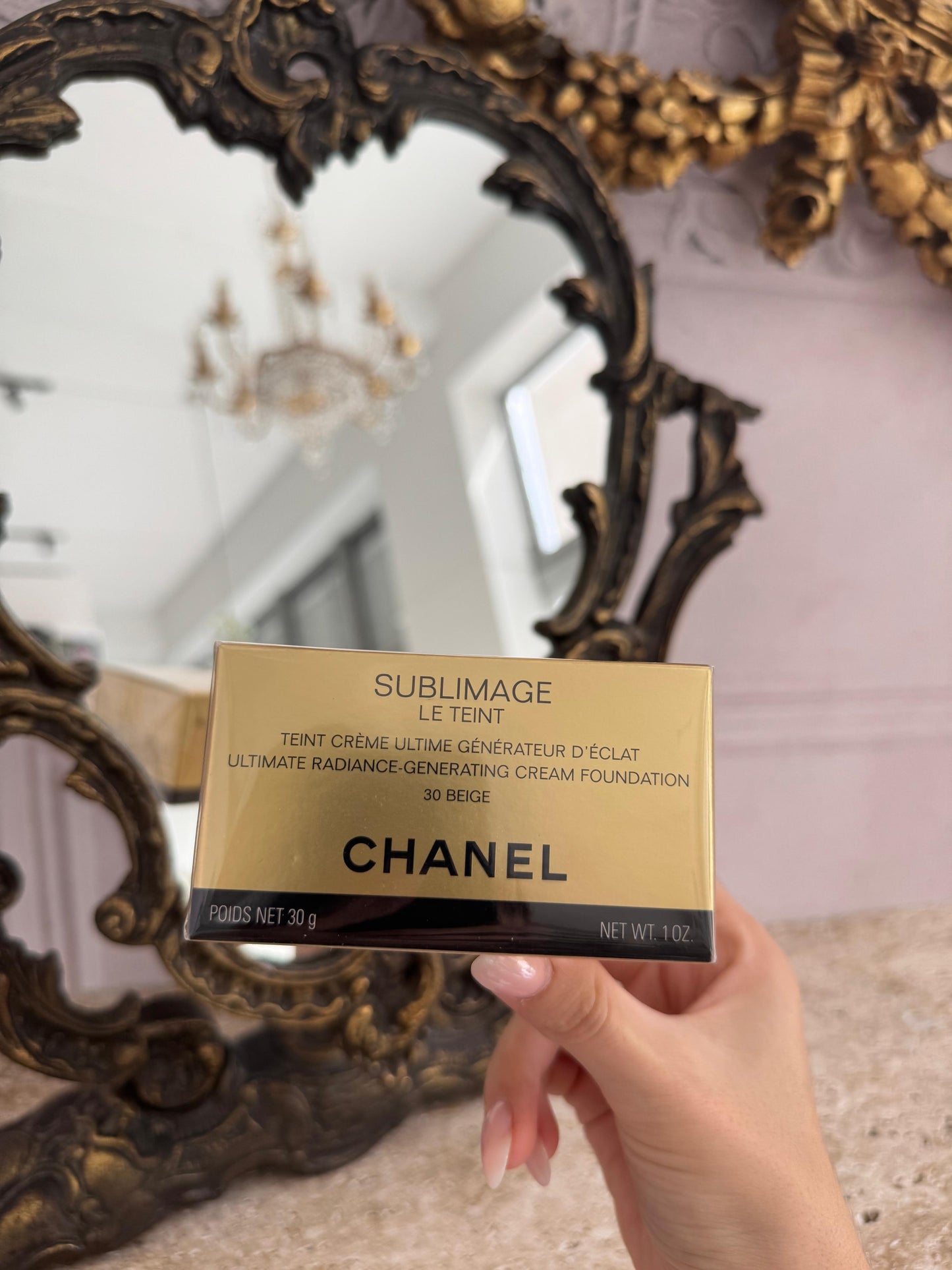 CHANEL Sublimage Le Teint 
Ultimate Radiance - Generating Cream Foundation
