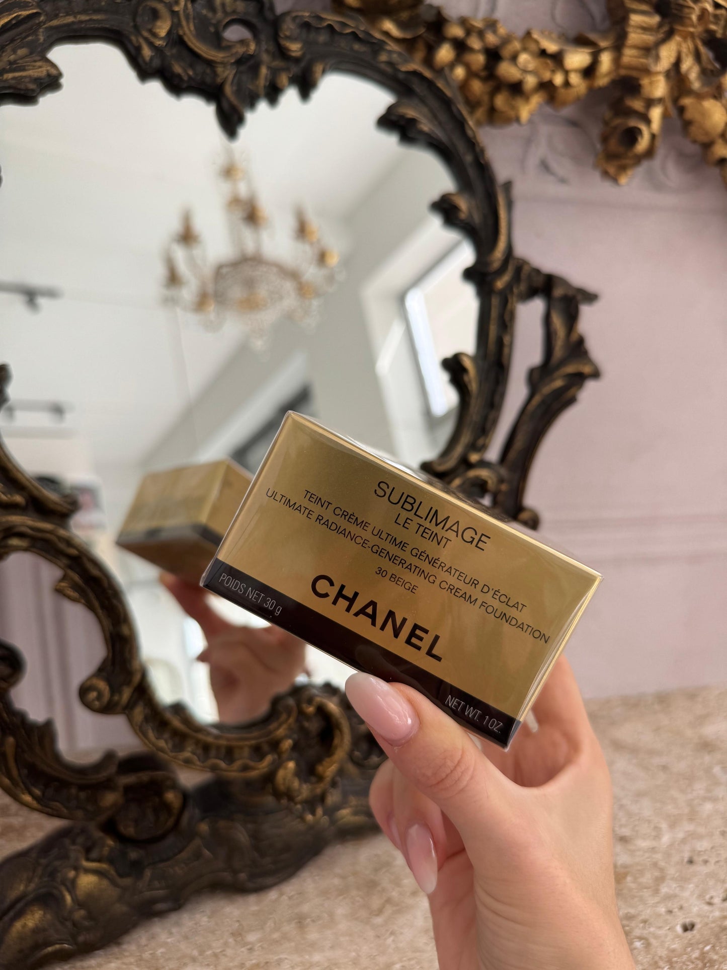 CHANEL Sublimage Le Teint 
Ultimate Radiance - Generating Cream Foundation