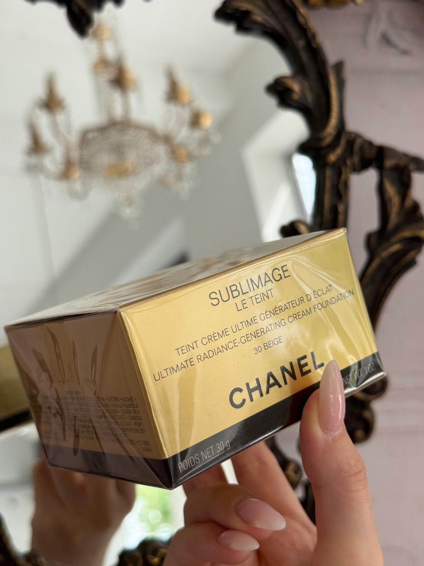 CHANEL Sublimage Le Teint 
Ultimate Radiance - Generating Cream Foundation