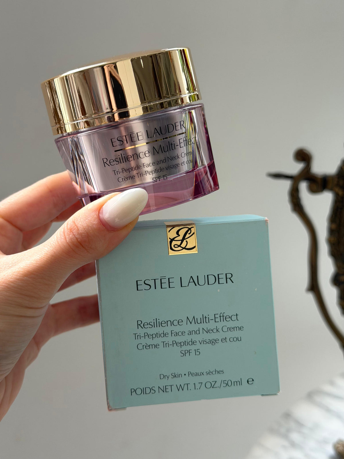 ESTEE LAUDER Resilience Multi-Effect Moisturizer
Tri-Peptide Face and Neck Creme SPF15