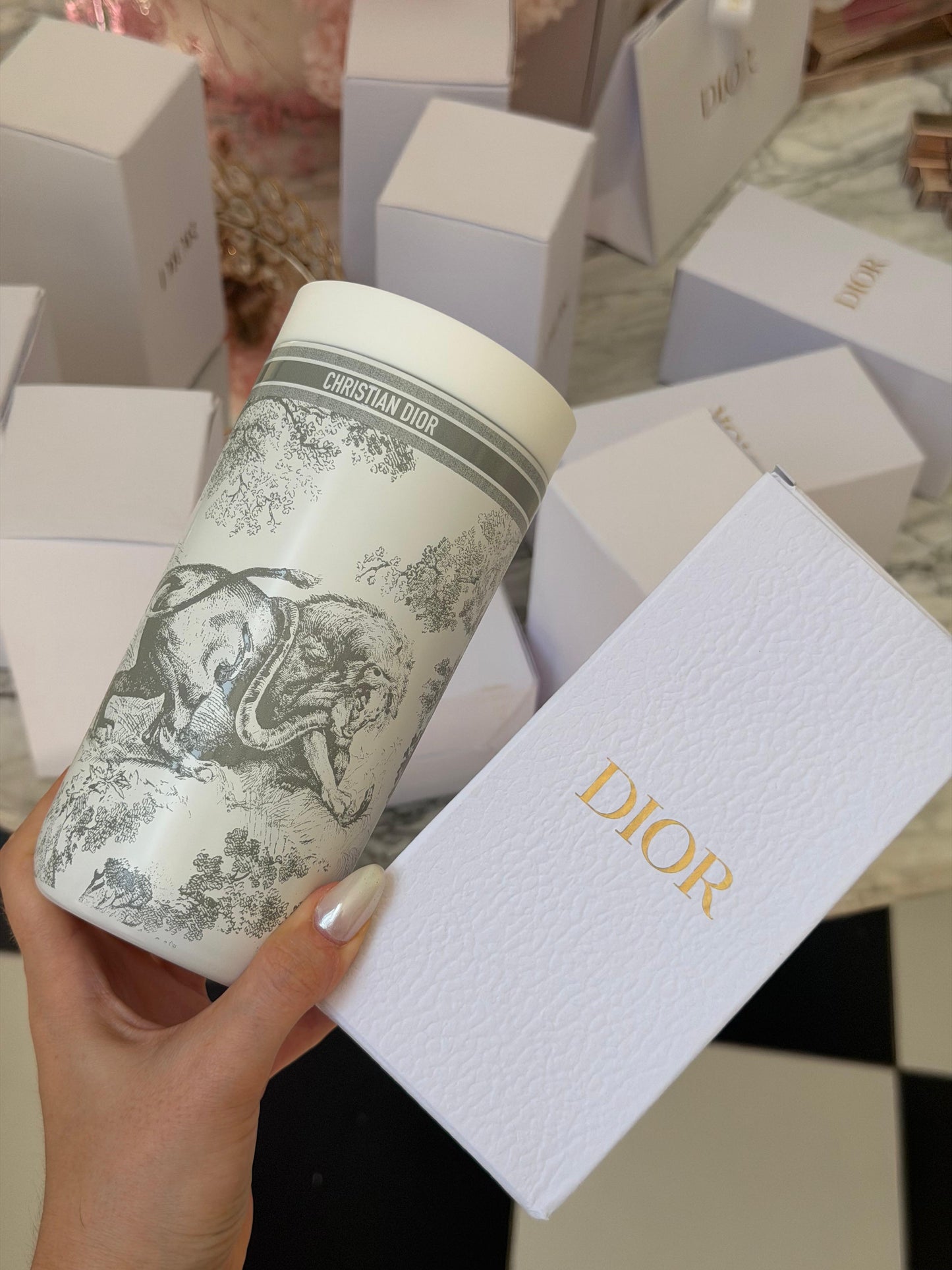 DIOR Travel Mug 400ml
White and Grey Toile de Jouy Palms Stainless Steel