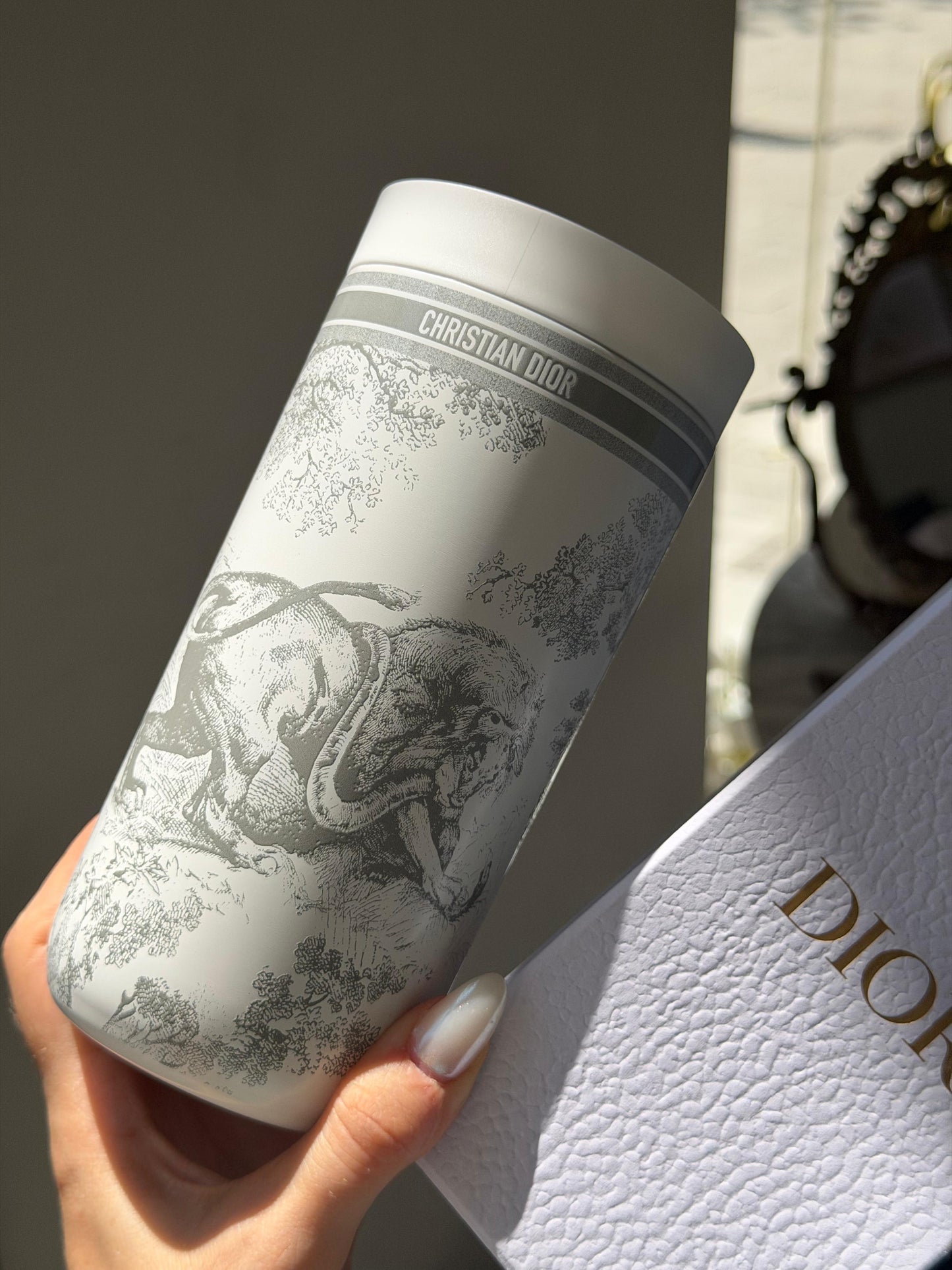 DIOR Travel Mug 400ml
White and Grey Toile de Jouy Palms Stainless Steel