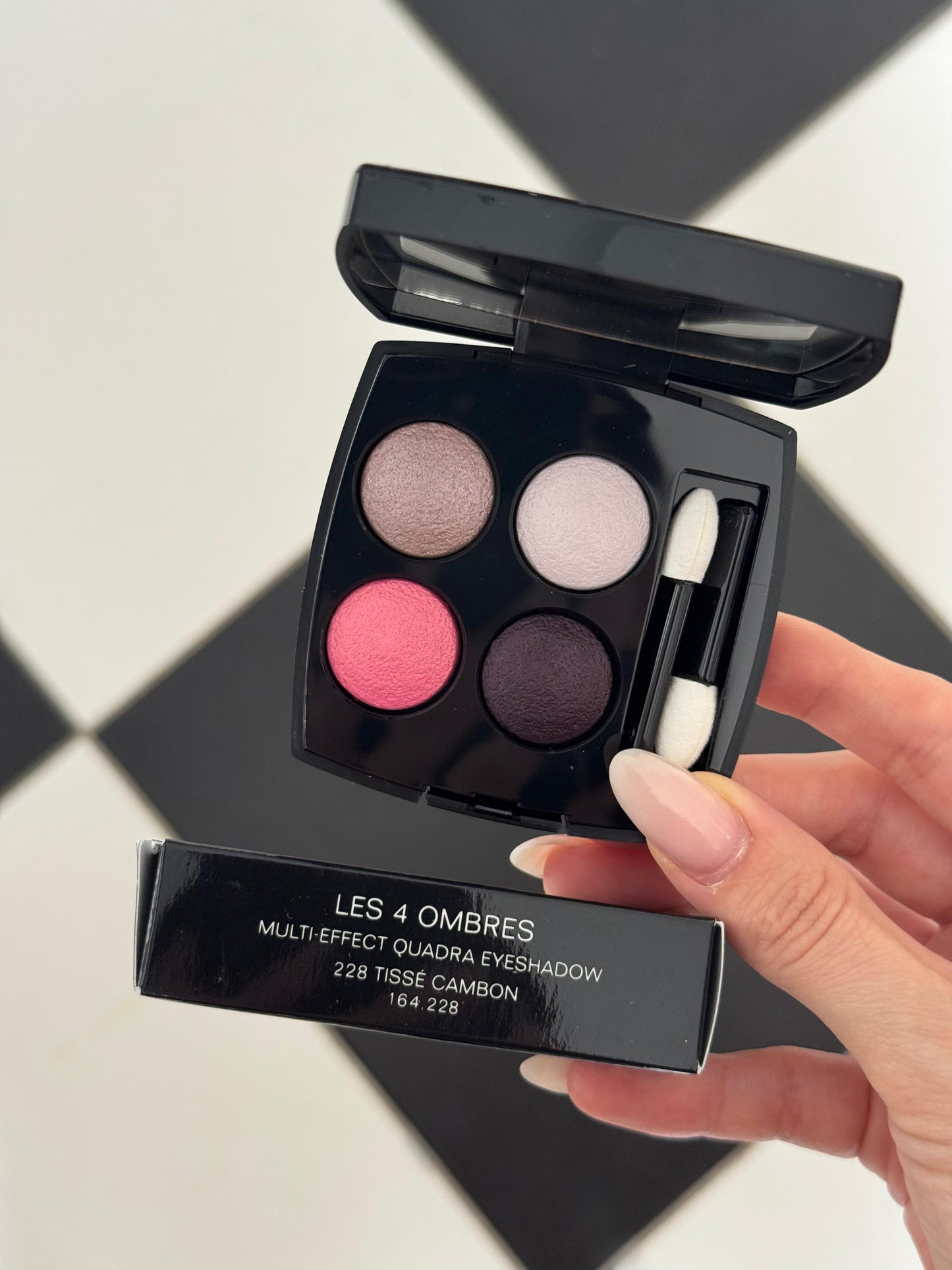 CHANEL Les 4 Ombres
Multi-Effect Quadra Eyeshadow (228)