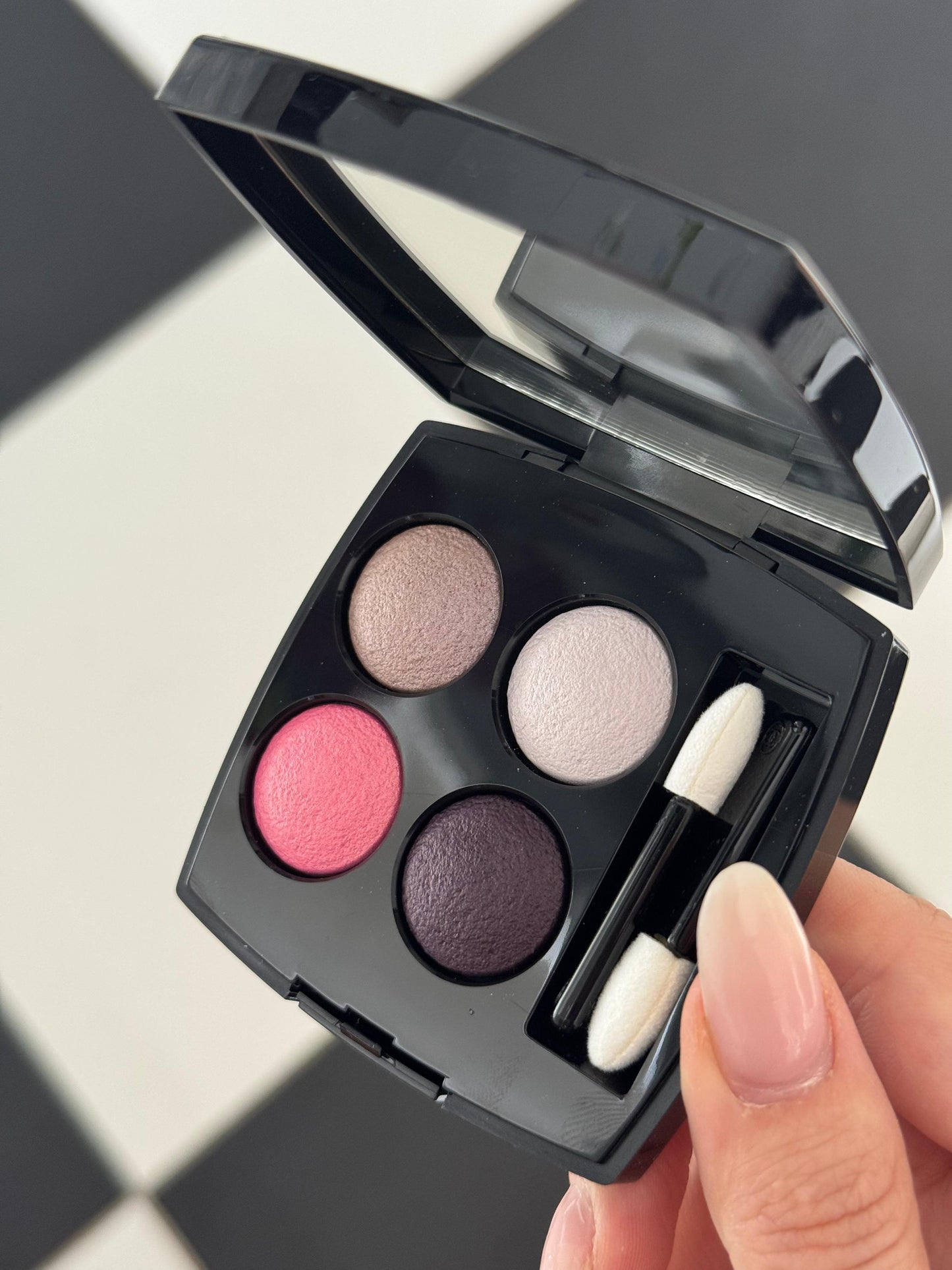 CHANEL Les 4 Ombres
Multi-Effect Quadra Eyeshadow (228)