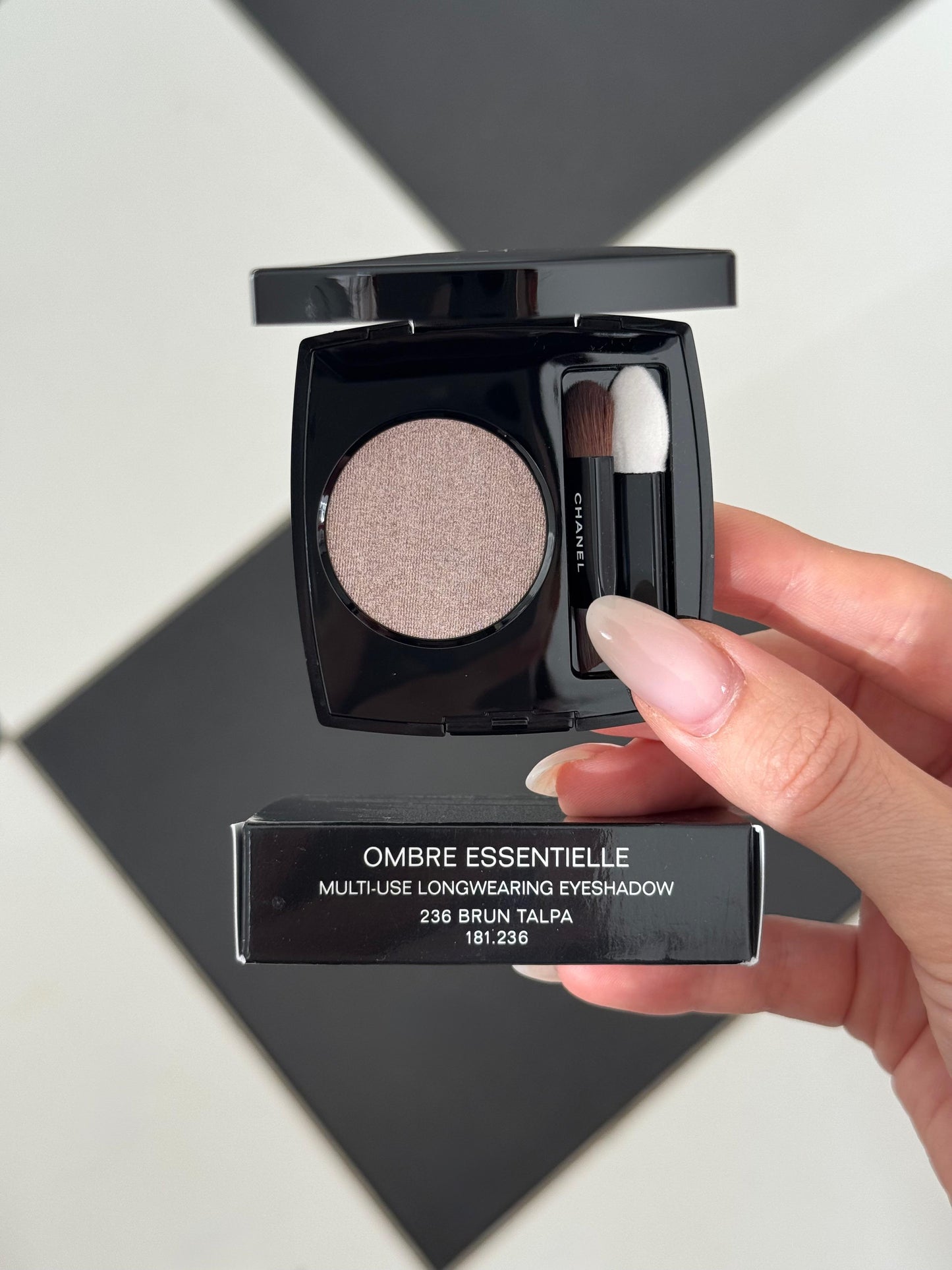 CHANEL Ombre Essentielle Multi-Use Longwearing Eyeshadow (236)