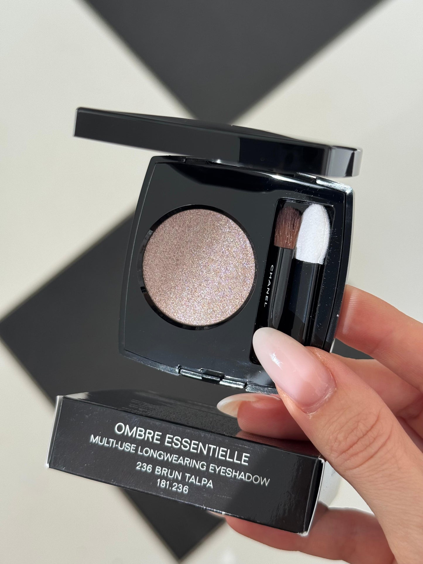 CHANEL Ombre Essentielle Multi-Use Longwearing Eyeshadow (236)