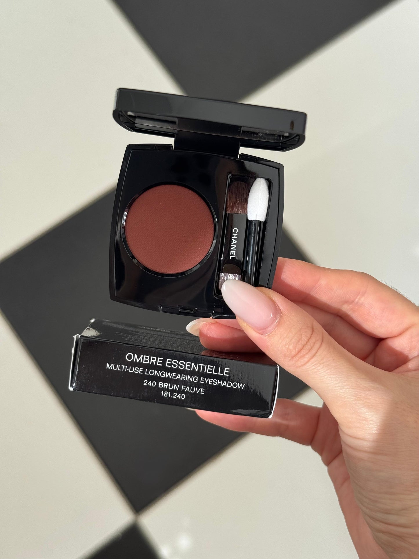 CHANEL Ombre Essentielle Multi-Use Longwearing Eyeshadow (240)