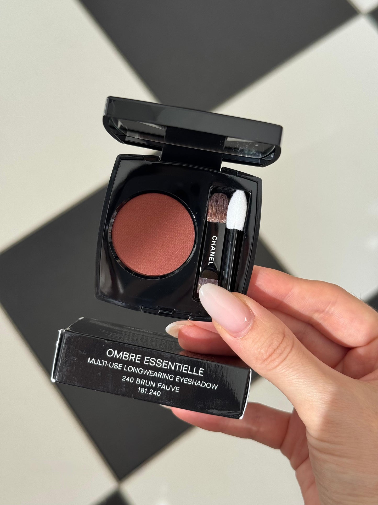 CHANEL Ombre Essentielle Multi-Use Longwearing Eyeshadow (240)