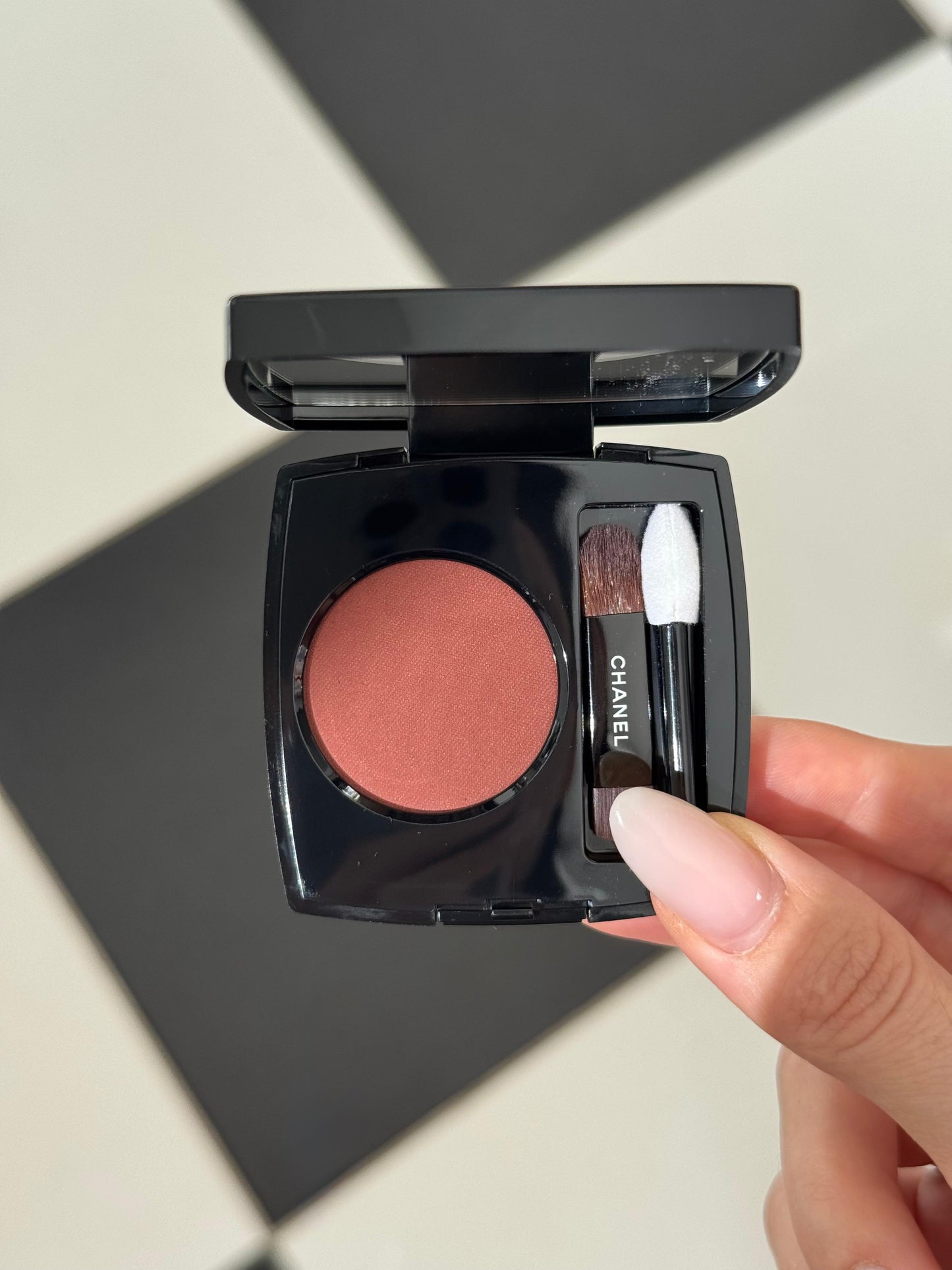 CHANEL Ombre Essentielle Multi-Use Longwearing Eyeshadow (240)