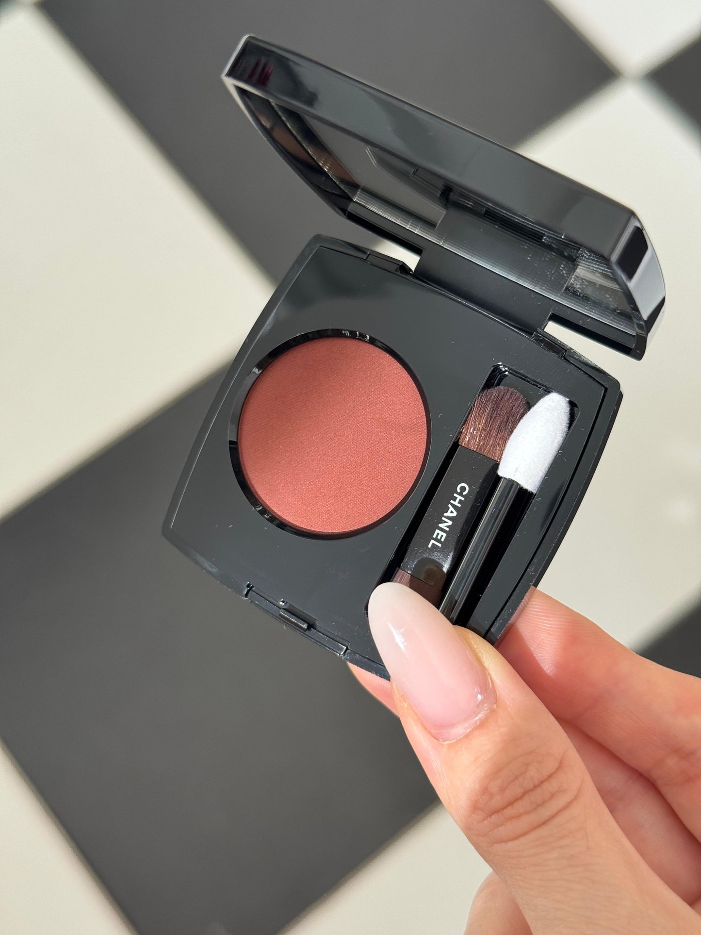 CHANEL Ombre Essentielle Multi-Use Longwearing Eyeshadow (240)