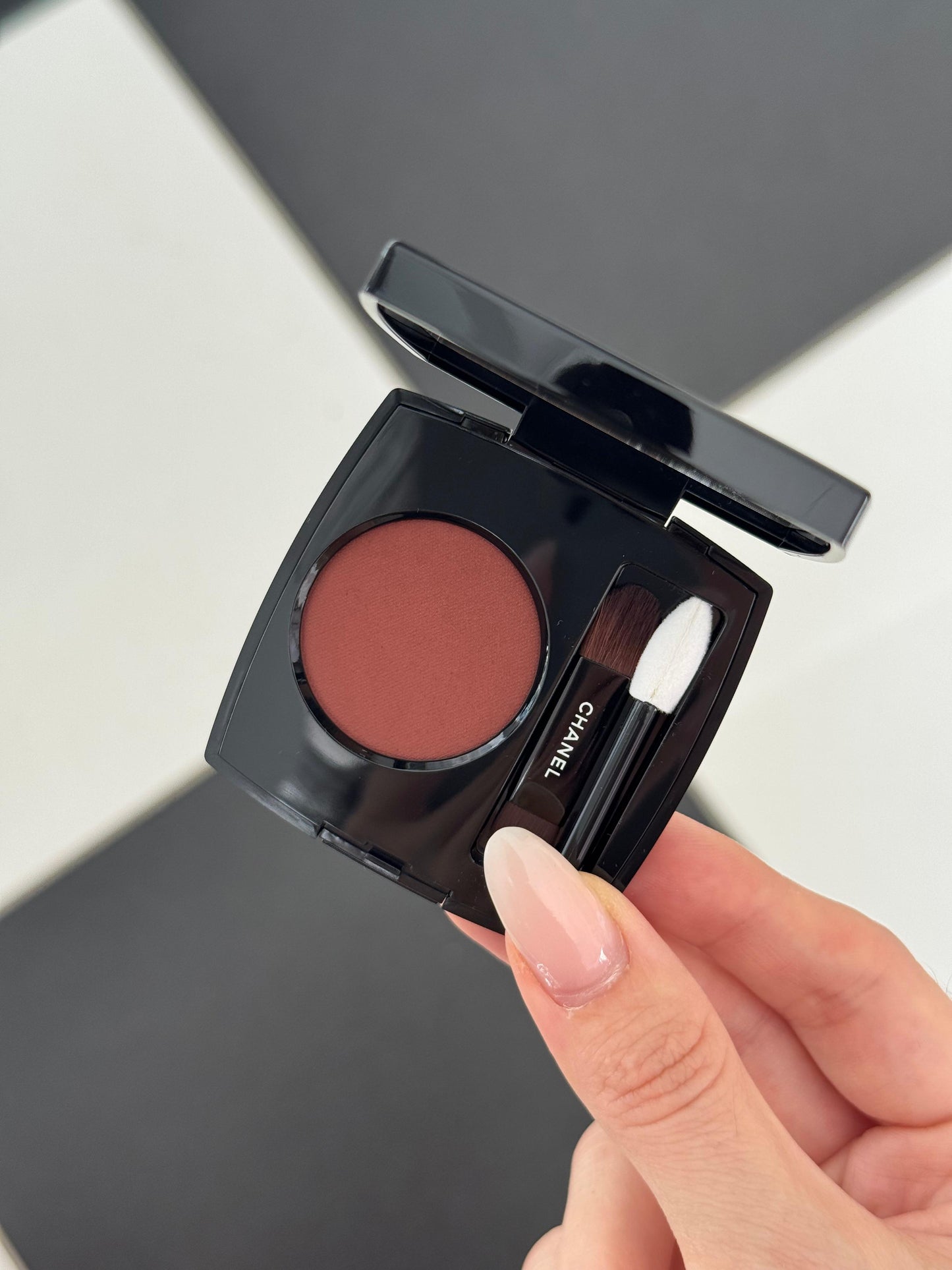 CHANEL Ombre Essentielle Multi-Use Longwearing Eyeshadow (240)