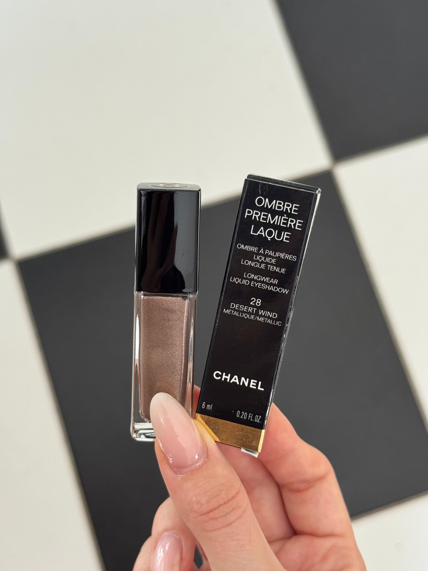 CHANEL Ombre Première Laque
Longwear Liquid Eyeshadow (28)