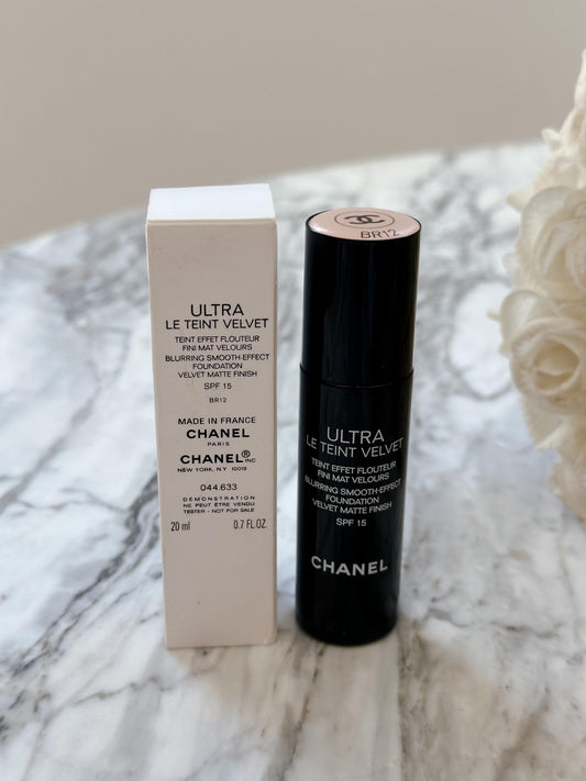 CHANEL Ultra Le Teint Velvet
Blurring Smooth-Effect Foundation Velvet Matte Finish SPF15