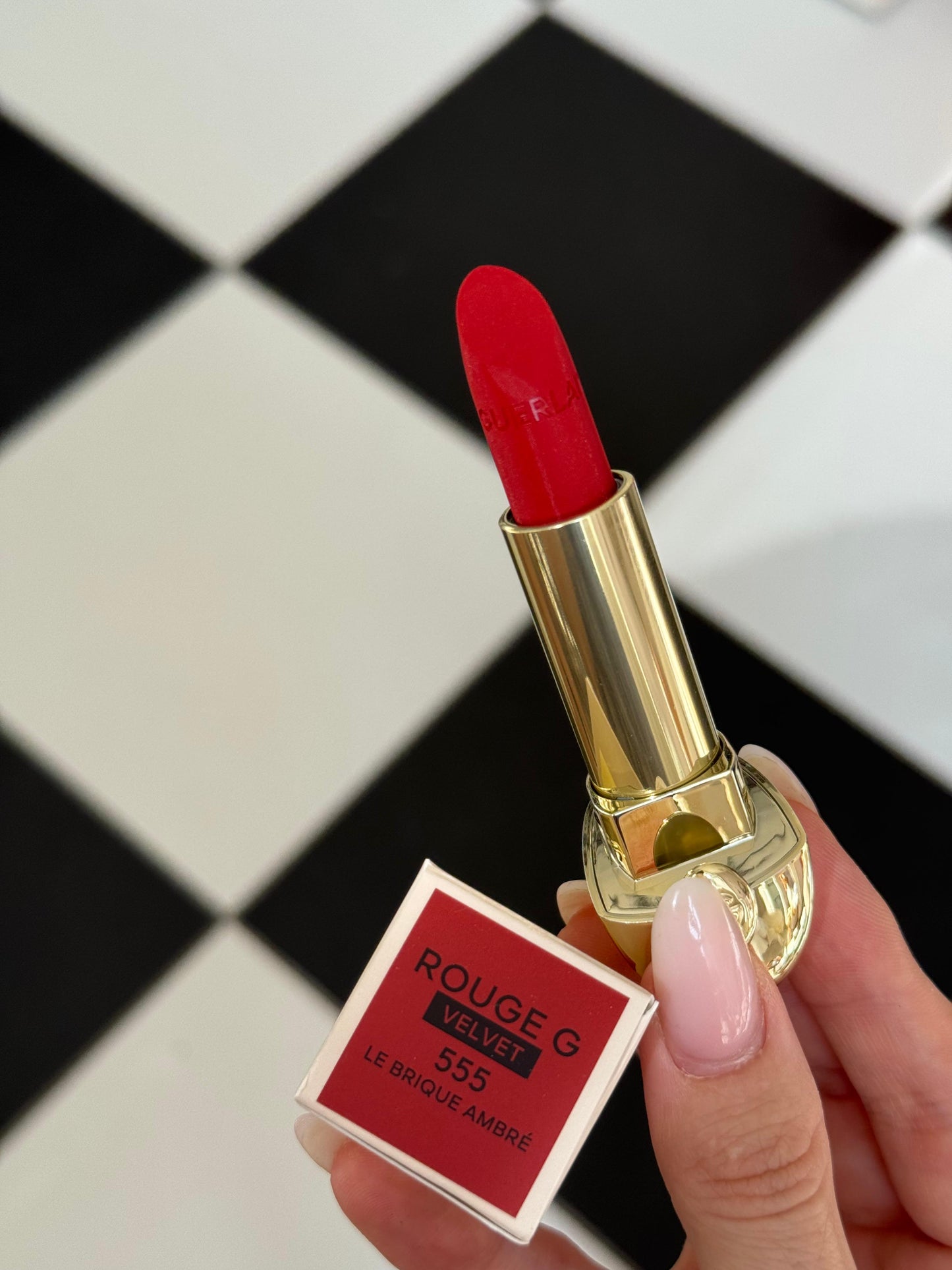 GUERLAIN Rouge G Velvet
Lipstick (555)