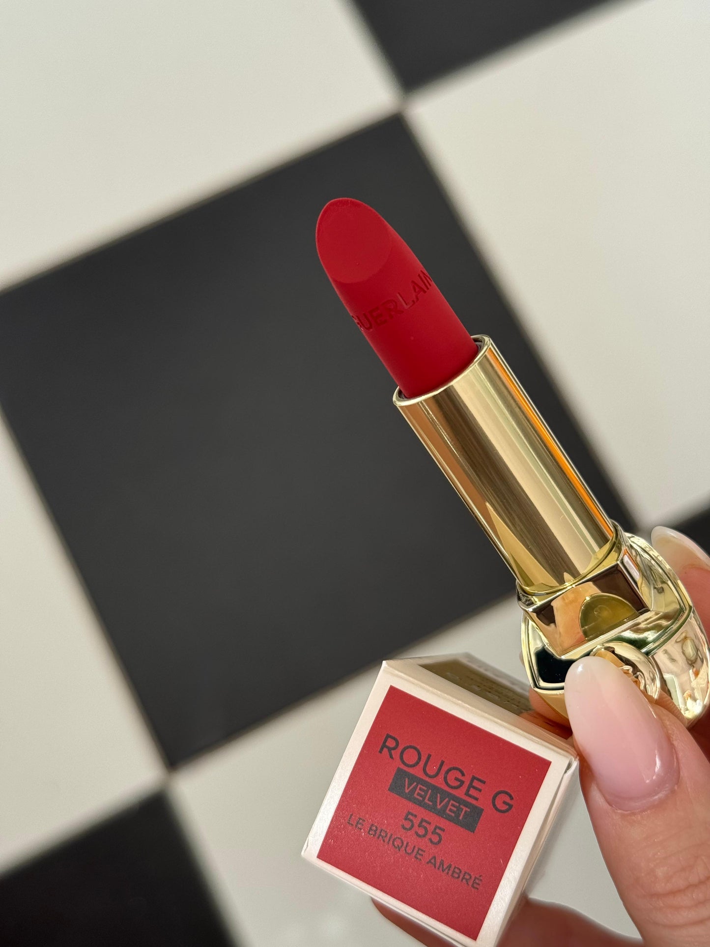 GUERLAIN Rouge G Velvet
Lipstick (555)