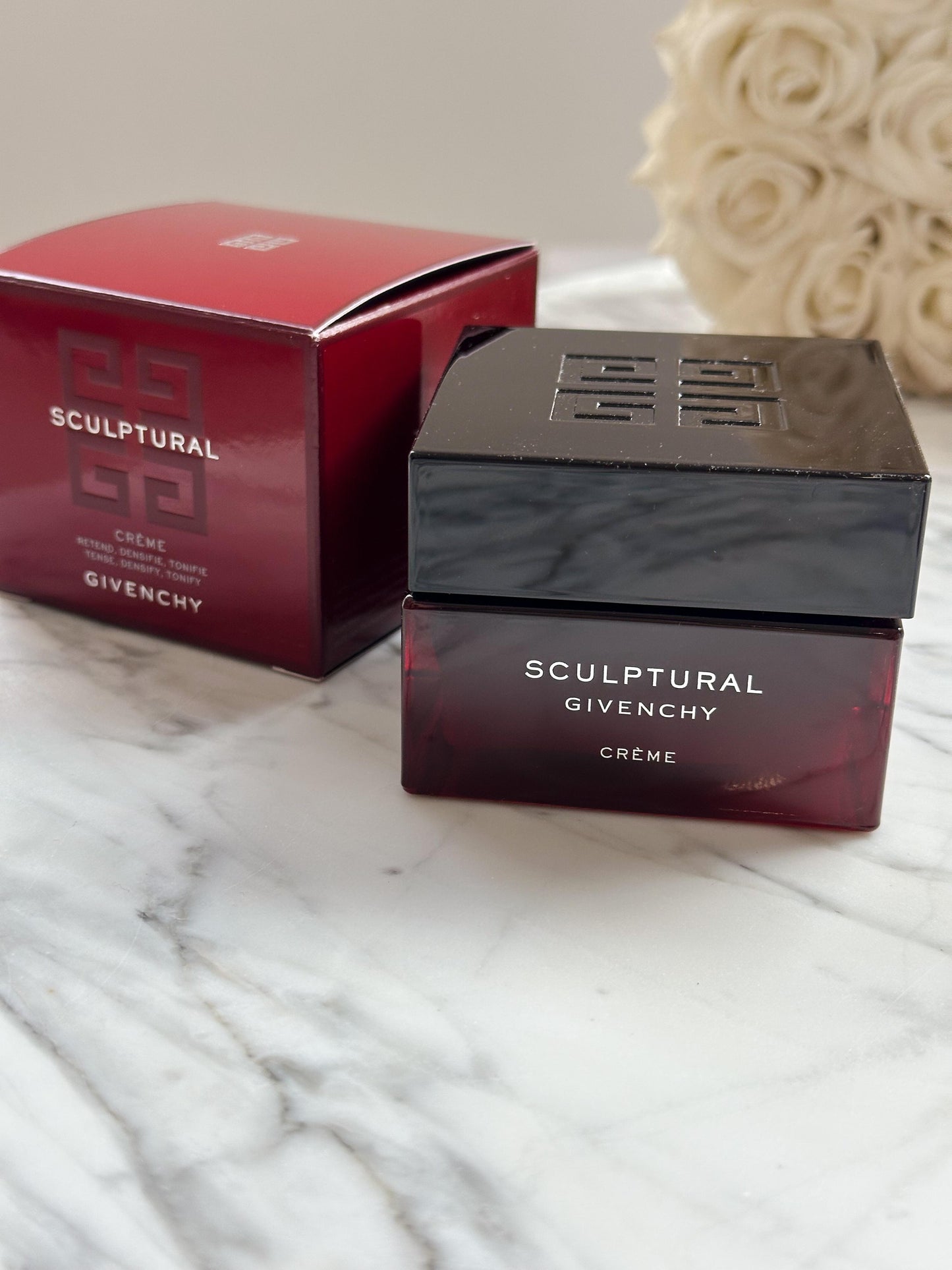 GIVENCHY
Sculptural Cream
Tense, Densify and Tonify Your Facial Contour and Volumes