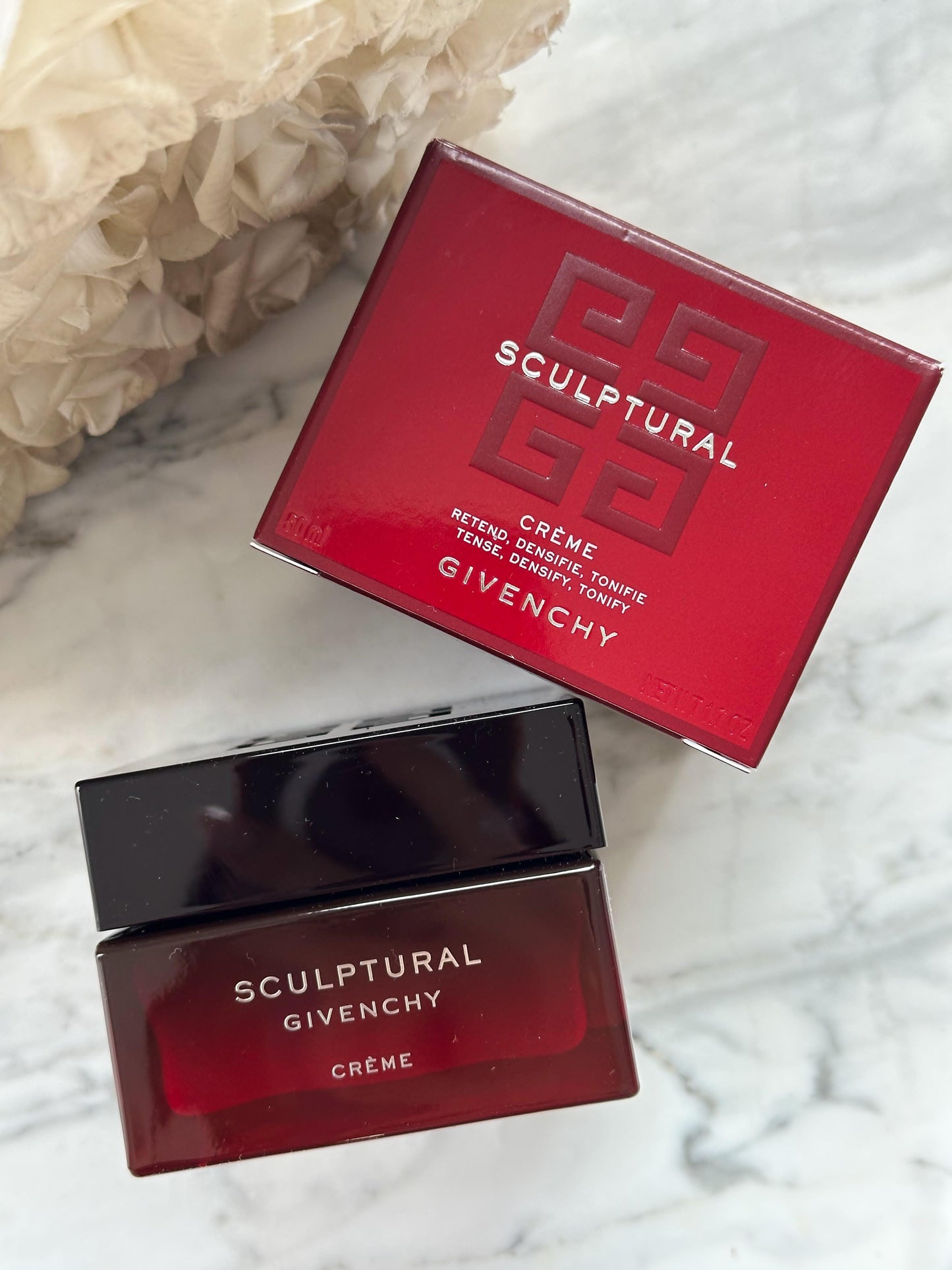 GIVENCHY
Sculptural Cream
Tense, Densify and Tonify Your Facial Contour and Volumes