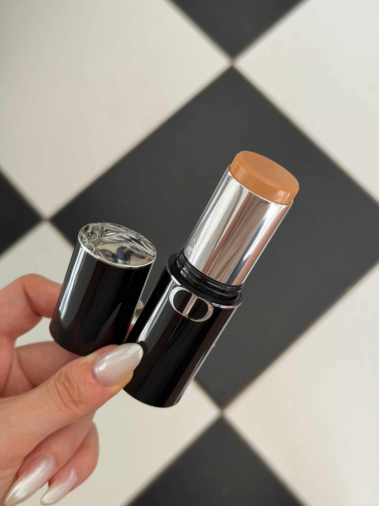 DIOR Forever Skin Perfect (4N)
Multi-Use Foundation Stick - Blur Perfection - 24H Wear and Hydration